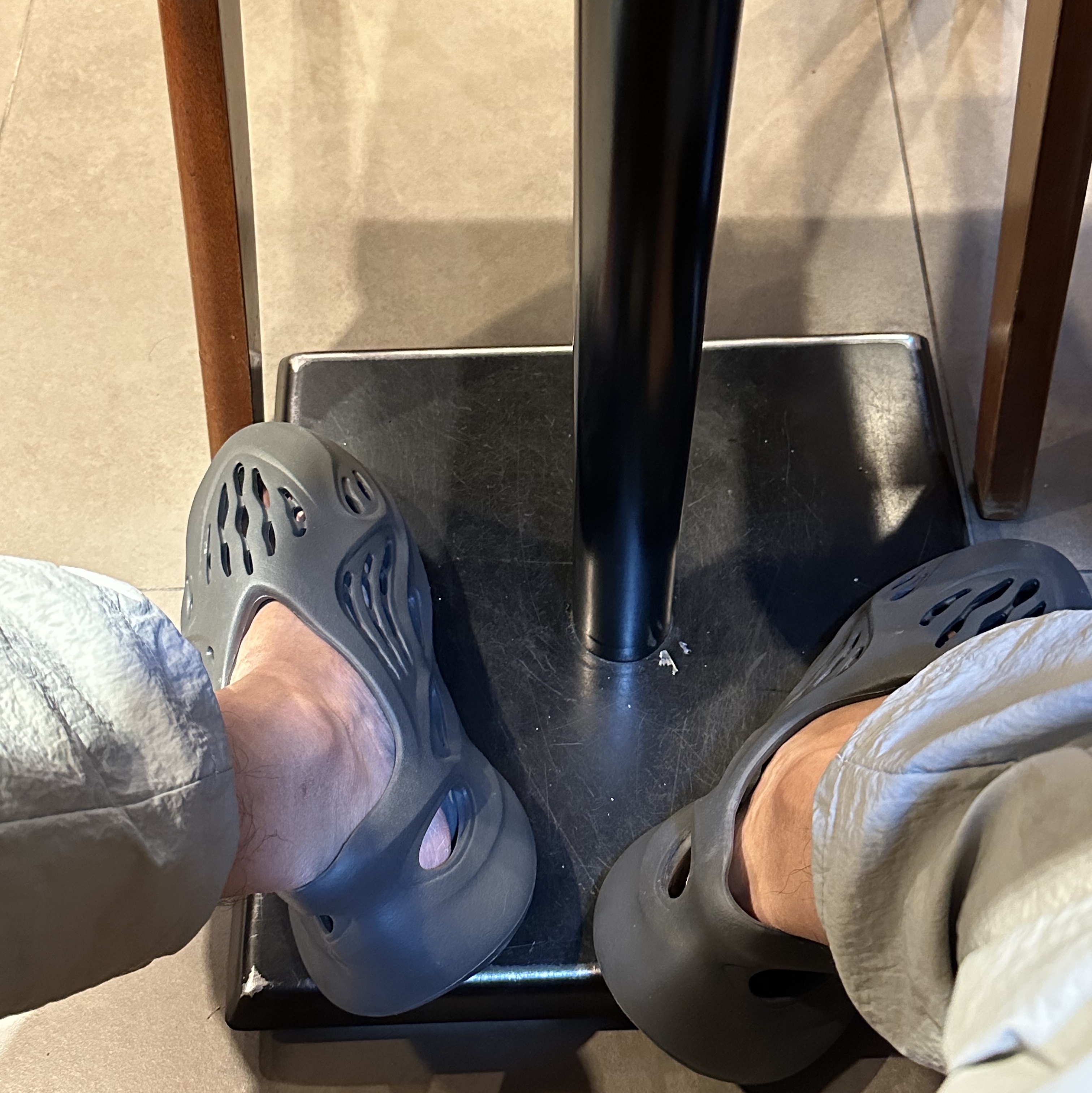 Adidas Yeezy Foam RNNR Carbon 착용 스타일