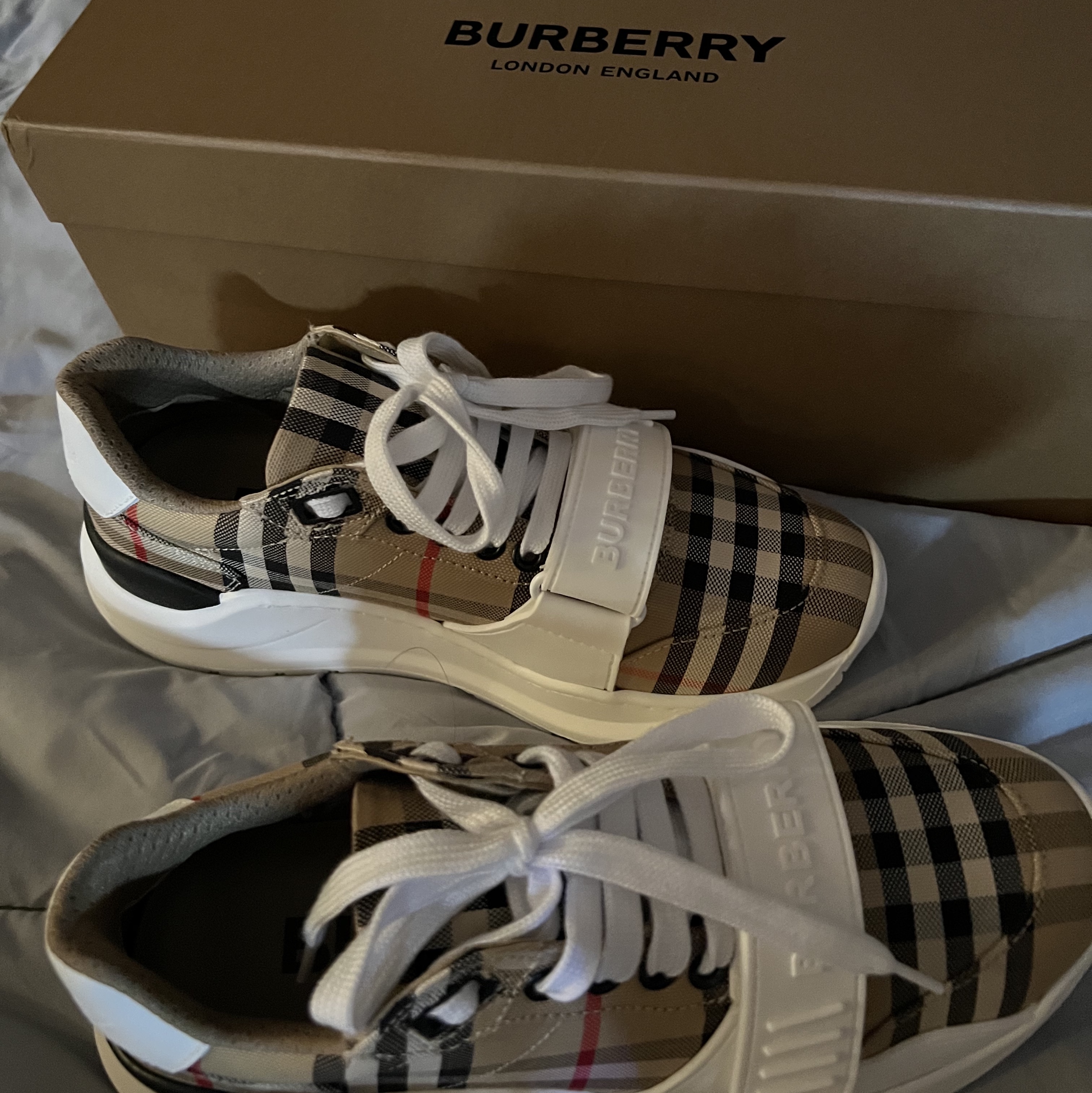 (W) Burberry Vintage Check Suede Leather Sneakers White Archive Beige 착용 스타일 - 1
