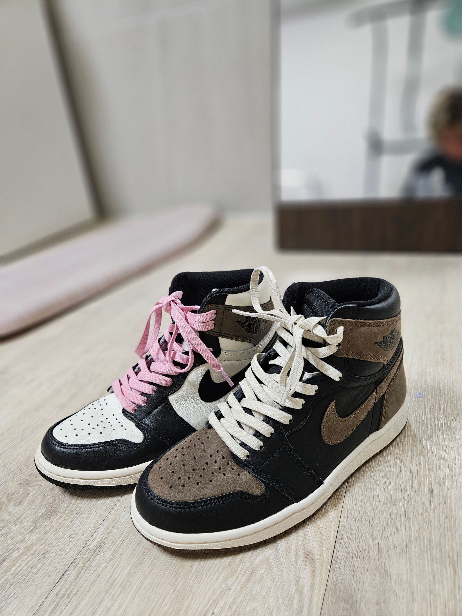 Jordan 1 Retro High OG Palomino, Jordan 1 Retro High OG Black Mocha 착용 스타일 - 3