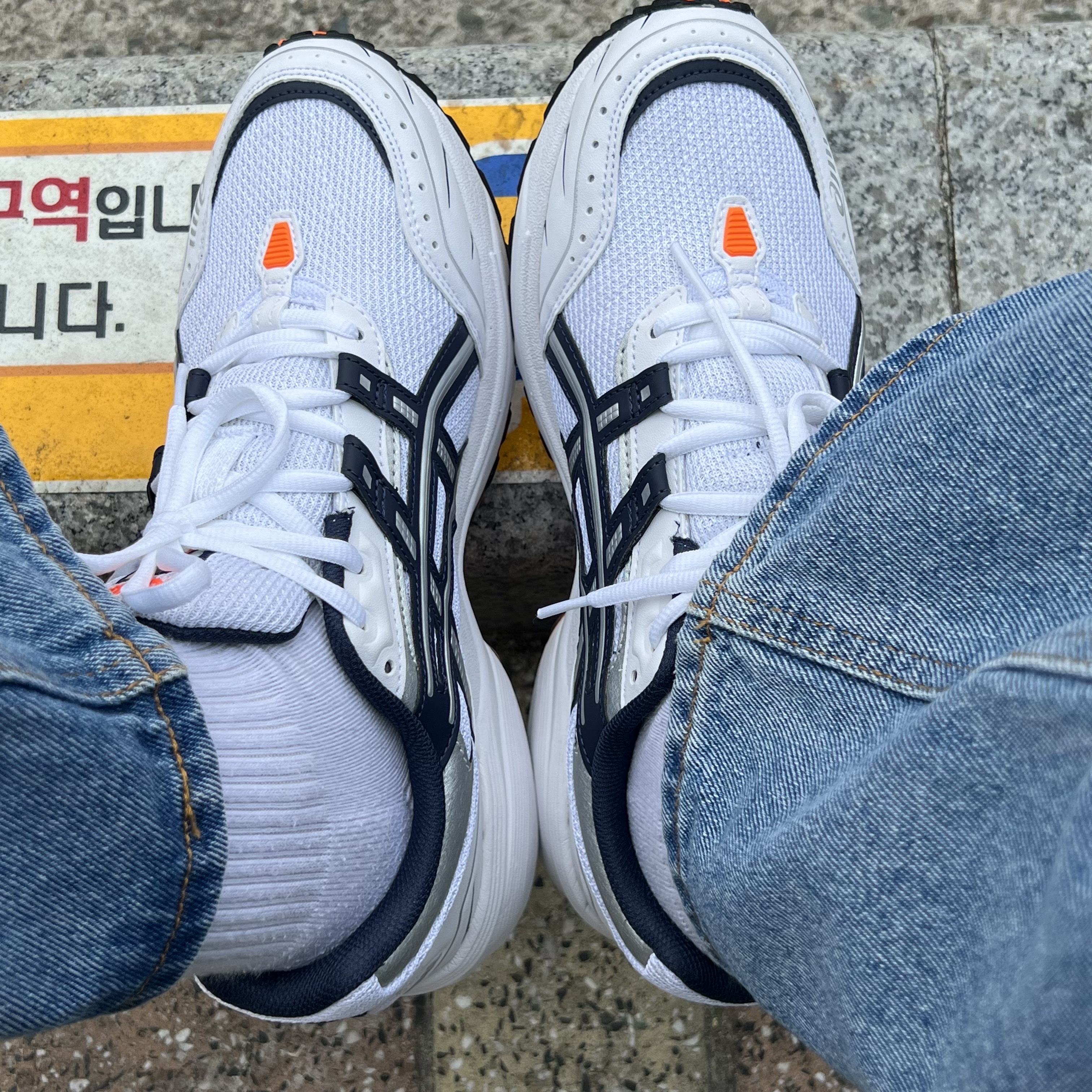 Asics Gel-1090 White Midnight 착용 스타일 - 2