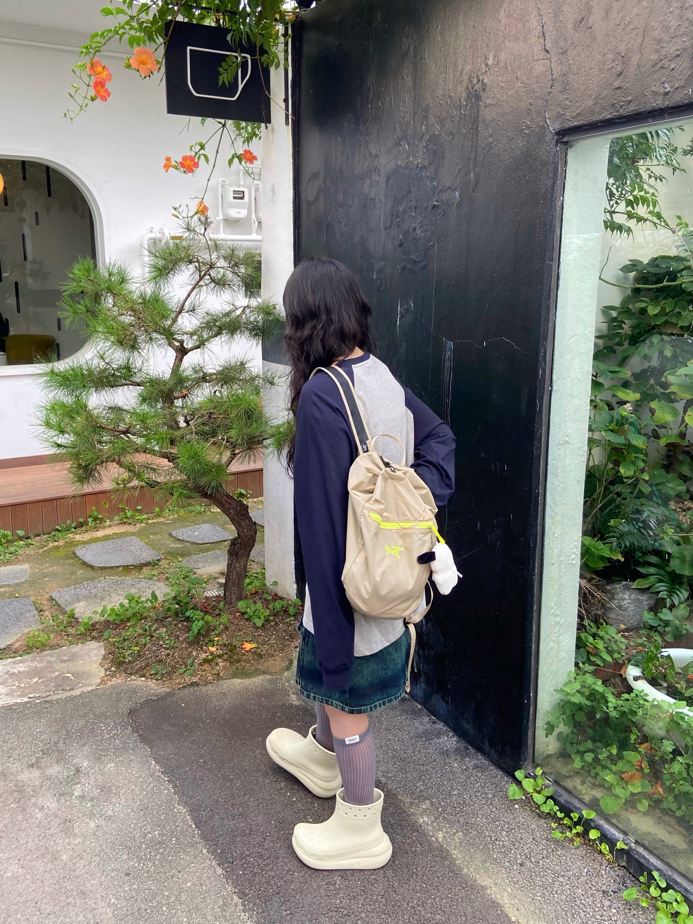 Arc'teryx Heliad 10 Backpack Wicker, Crocs Classic Crush Boot Bone 착용 스타일 - 2