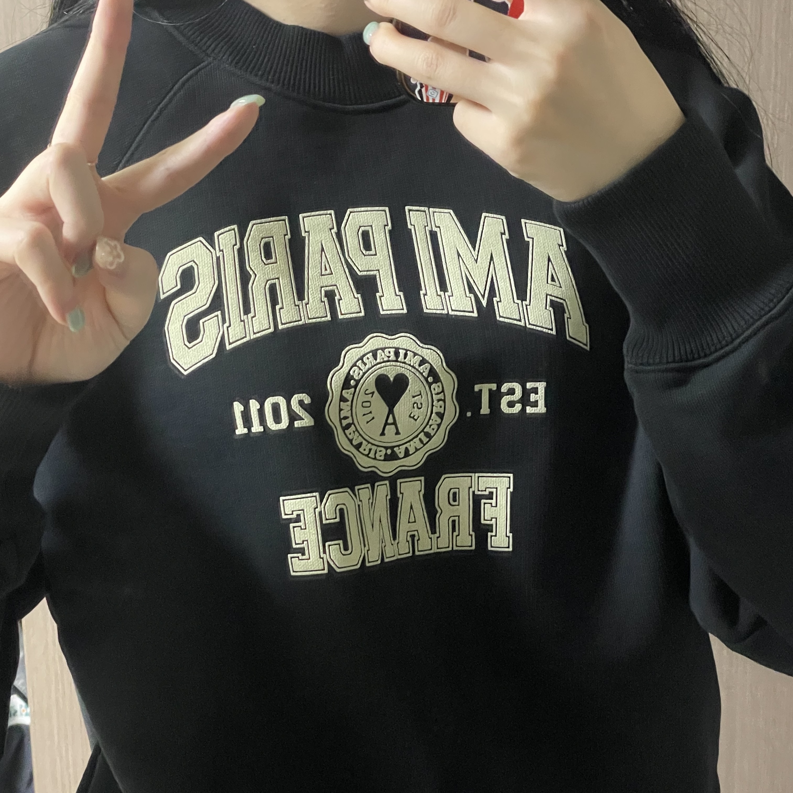 AMI Paris France Sweatshirt Black 착용 스타일