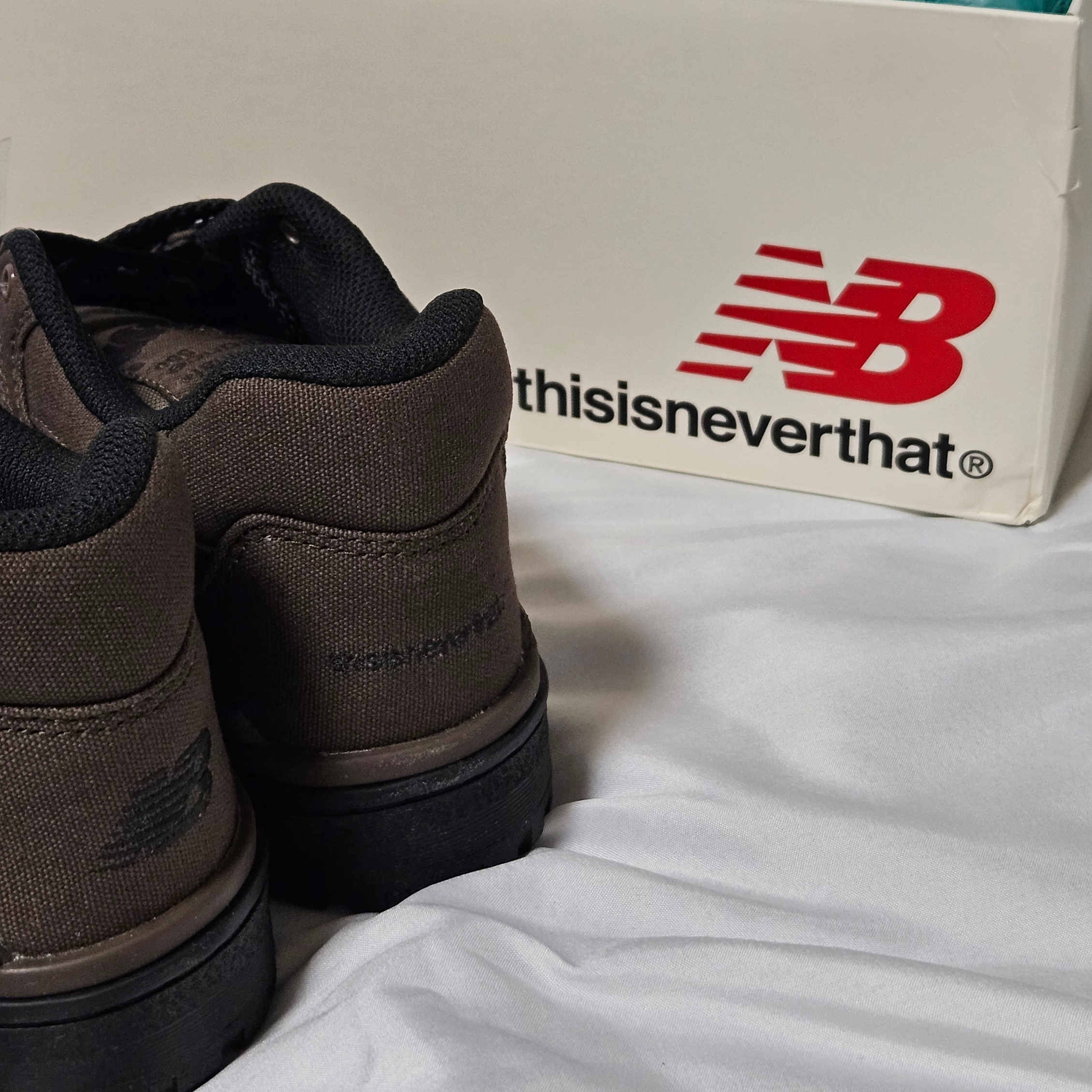 New Balance x Thisisneverthat 550 Brown Black 착용 스타일 - 5