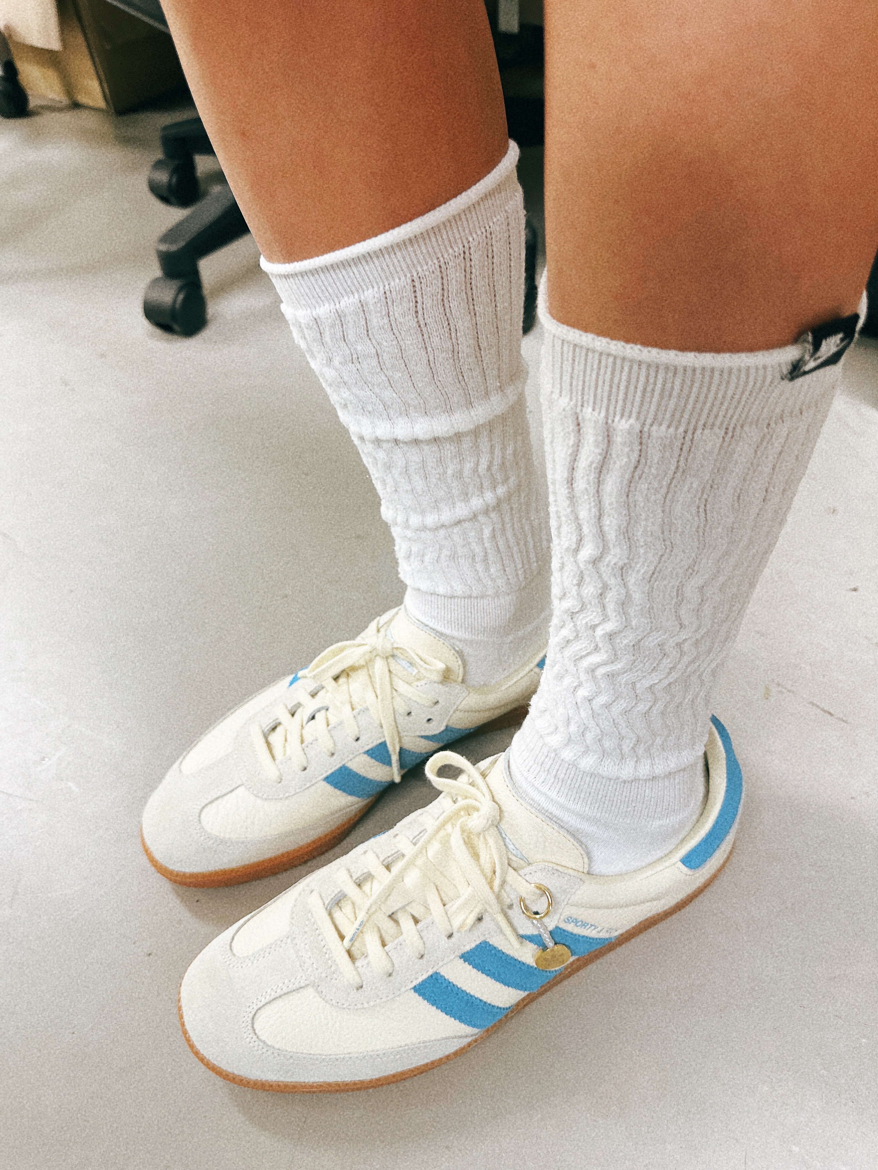Adidas x Sporty & Rich Samba Cream Blue 착용 스타일 - 2