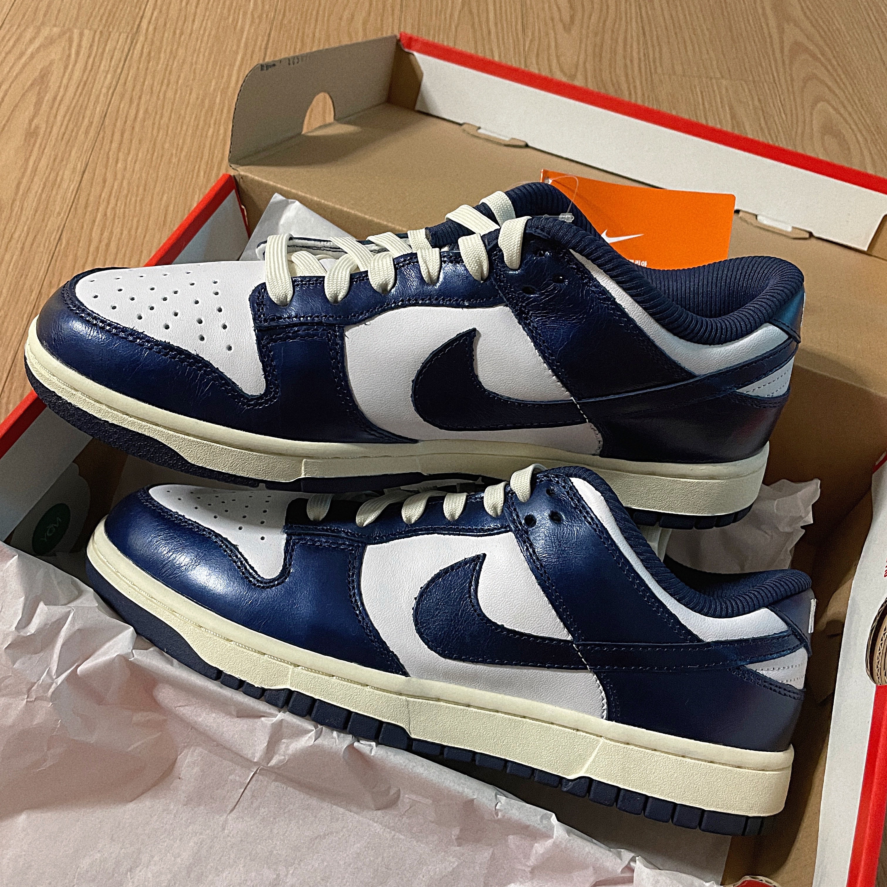 (W) Nike Dunk Low PRM Midnight Navy and White 착용 스타일 - 1