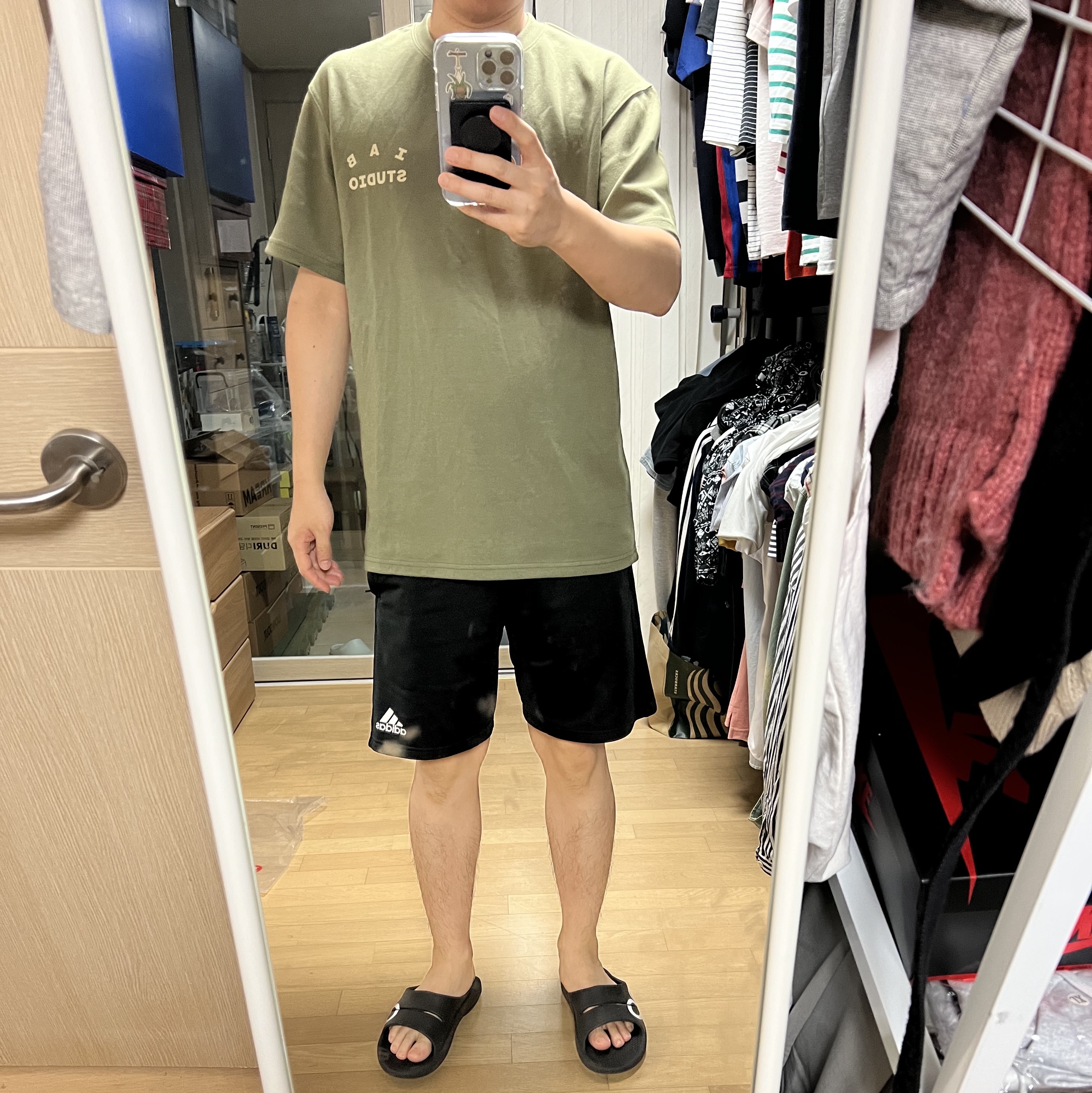 IAB Studio x D.P. T-Shirt Army Green 착용 스타일 - 3
