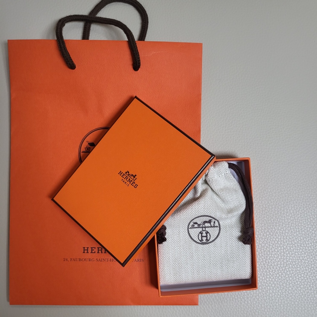 (W) Hermes Mini Pop H Pendant Rose Gold & Blanc 착용 스타일 - 3