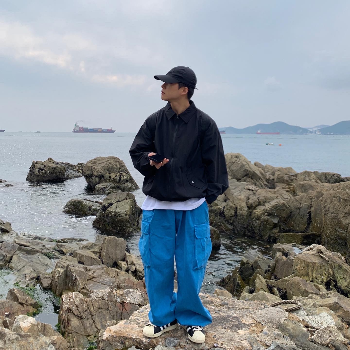 Adidas Superstar Premium Black White, Stone Island 99576 Nylon Metal 6-Panel Cap Black 착용 스타일 - 1