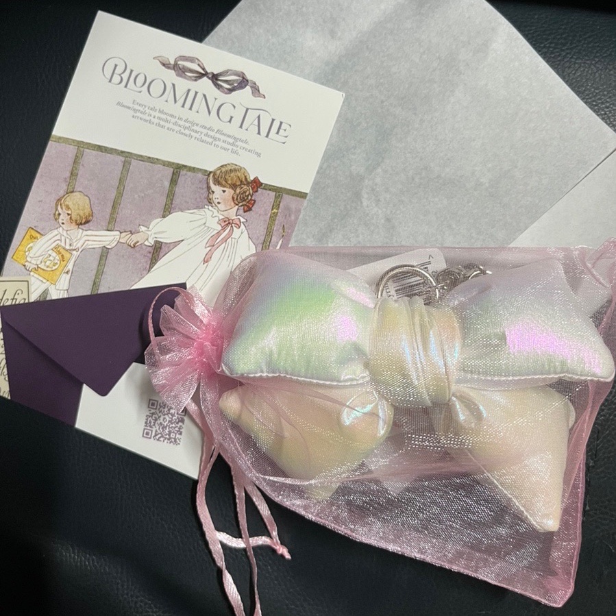 [KREAM 단독] Bloomingtale Padded Ribbon Keyring White 착용 스타일