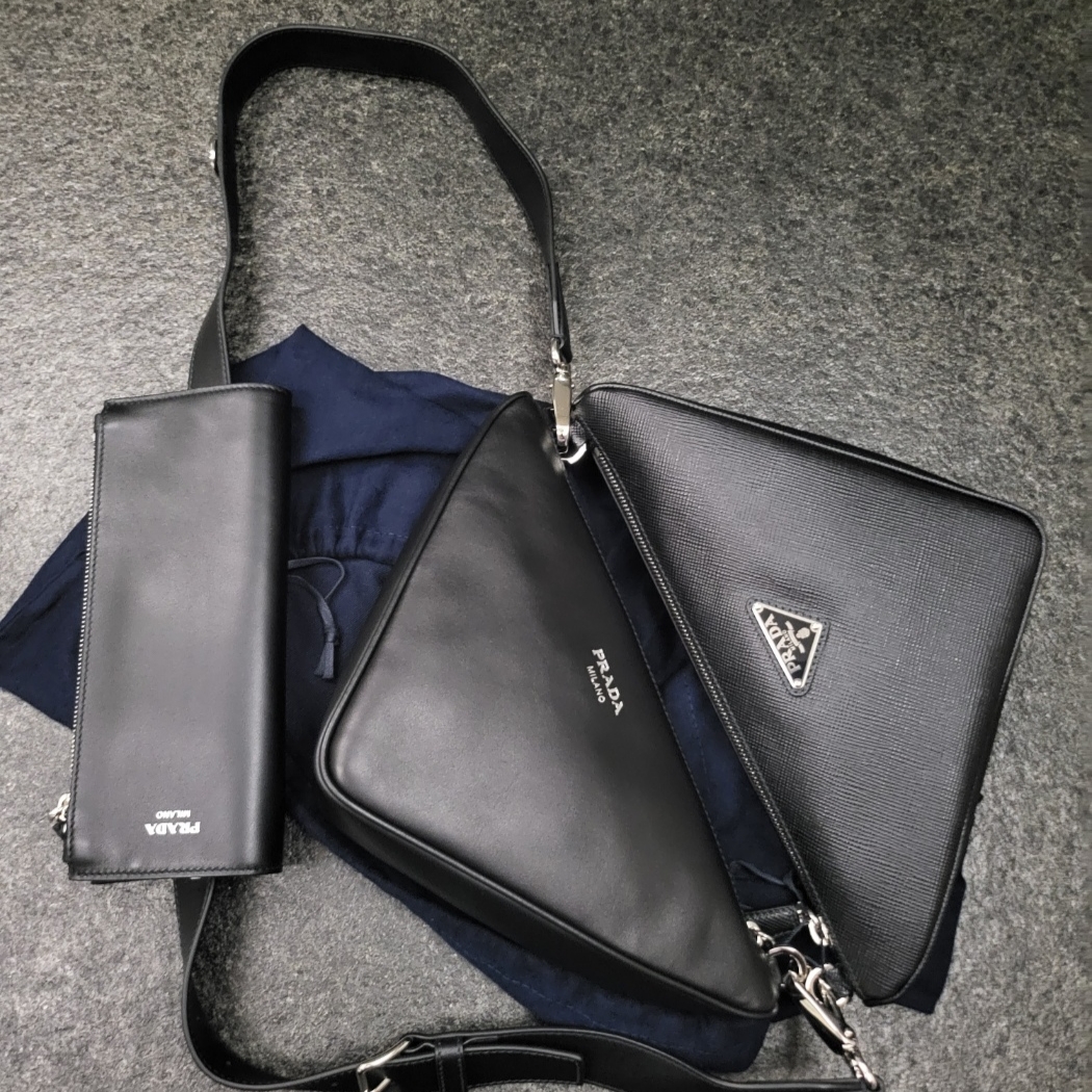 Prada Saffiano Leather and Leather Shoulder Bag Black 착용 스타일