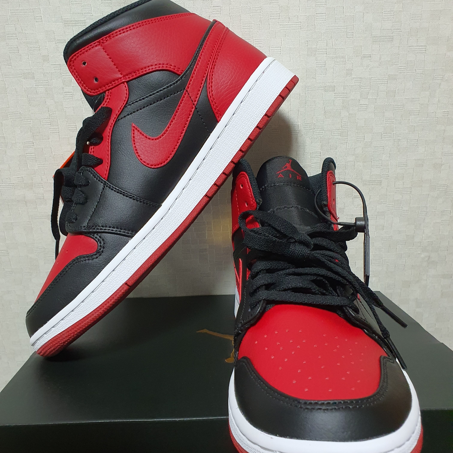Jordan 1 Mid Bred Banned 2020, (W) Jordan 1 Zoom Air CMFT Bred 착용 스타일 - 1