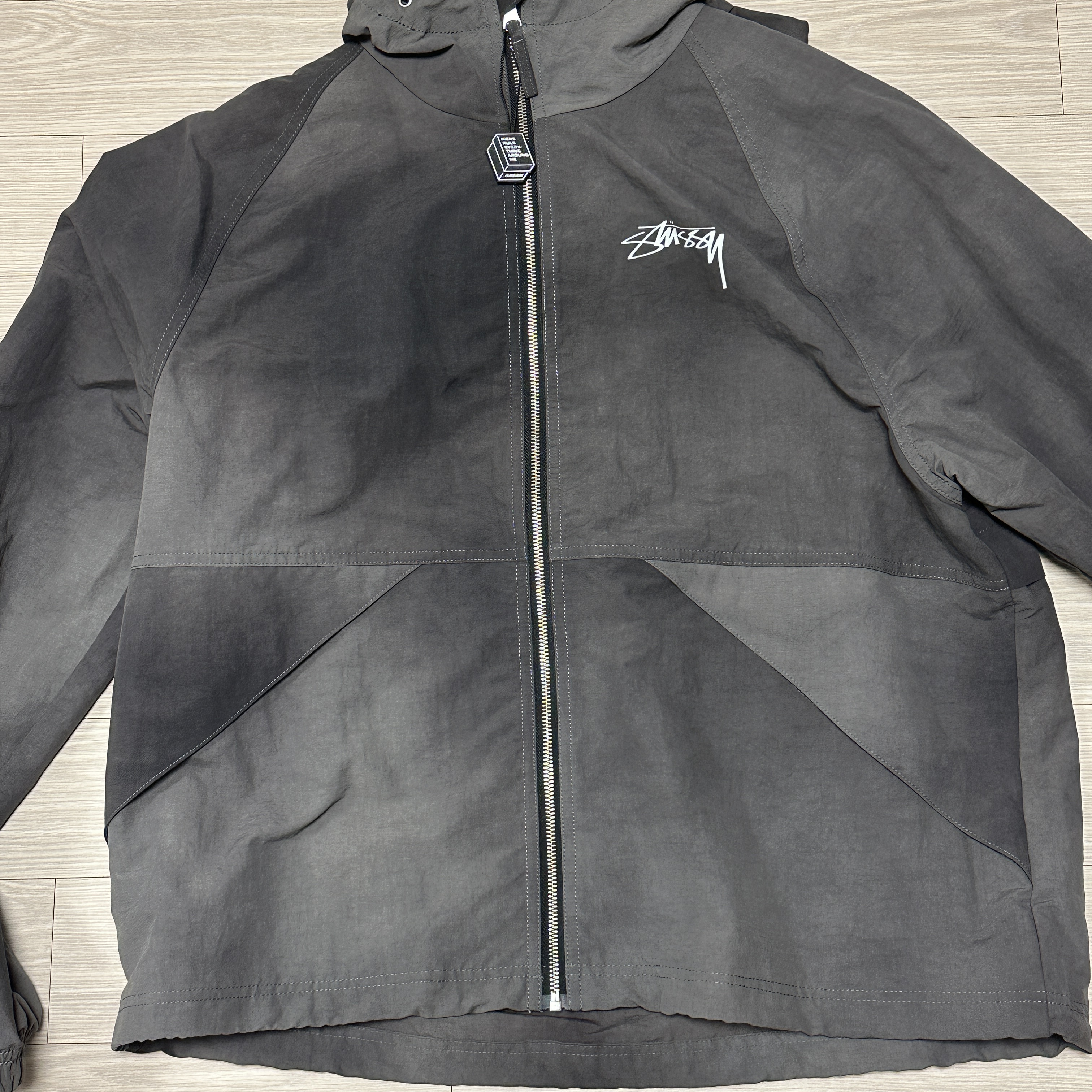 Stussy Wave Dye Beach Shell Jacket Black 착용 스타일 - 1