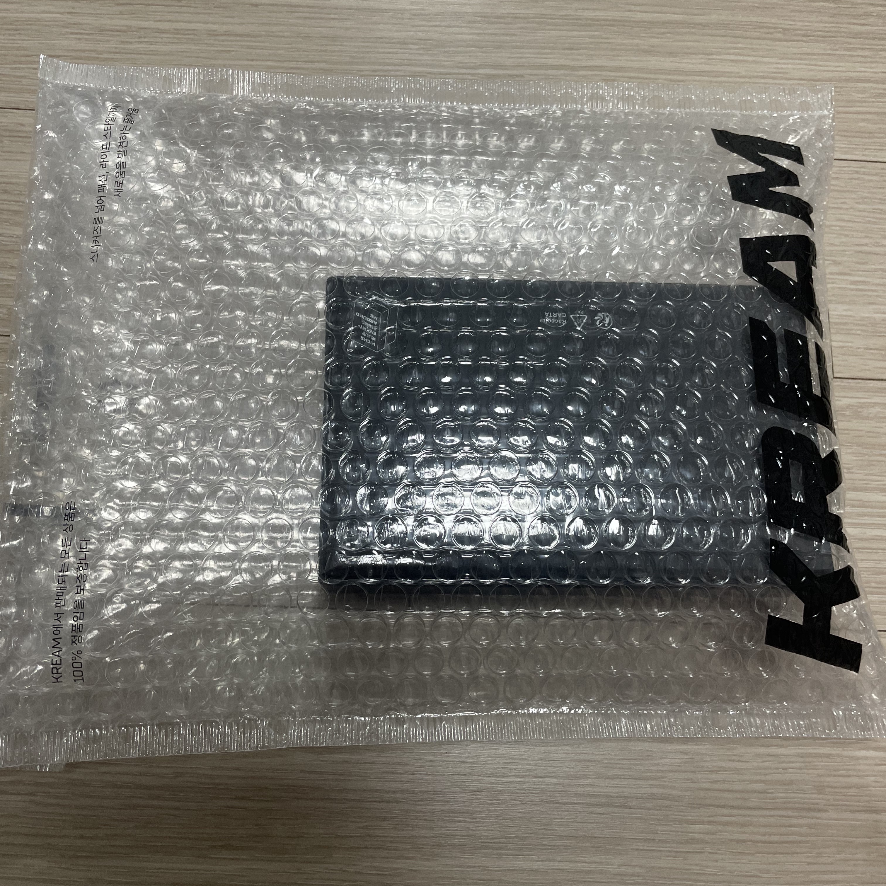 Chanel Classic Zipped Coin Purse Grained Calfskin & Silver Black 착용 스타일