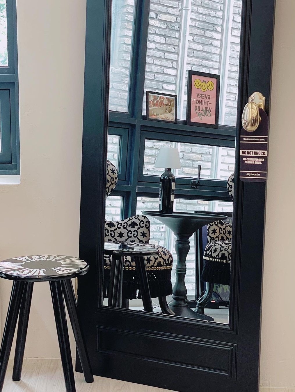 Say Touche Jagae Stool Black, Say Touche Door Mirror Black 착용 스타일