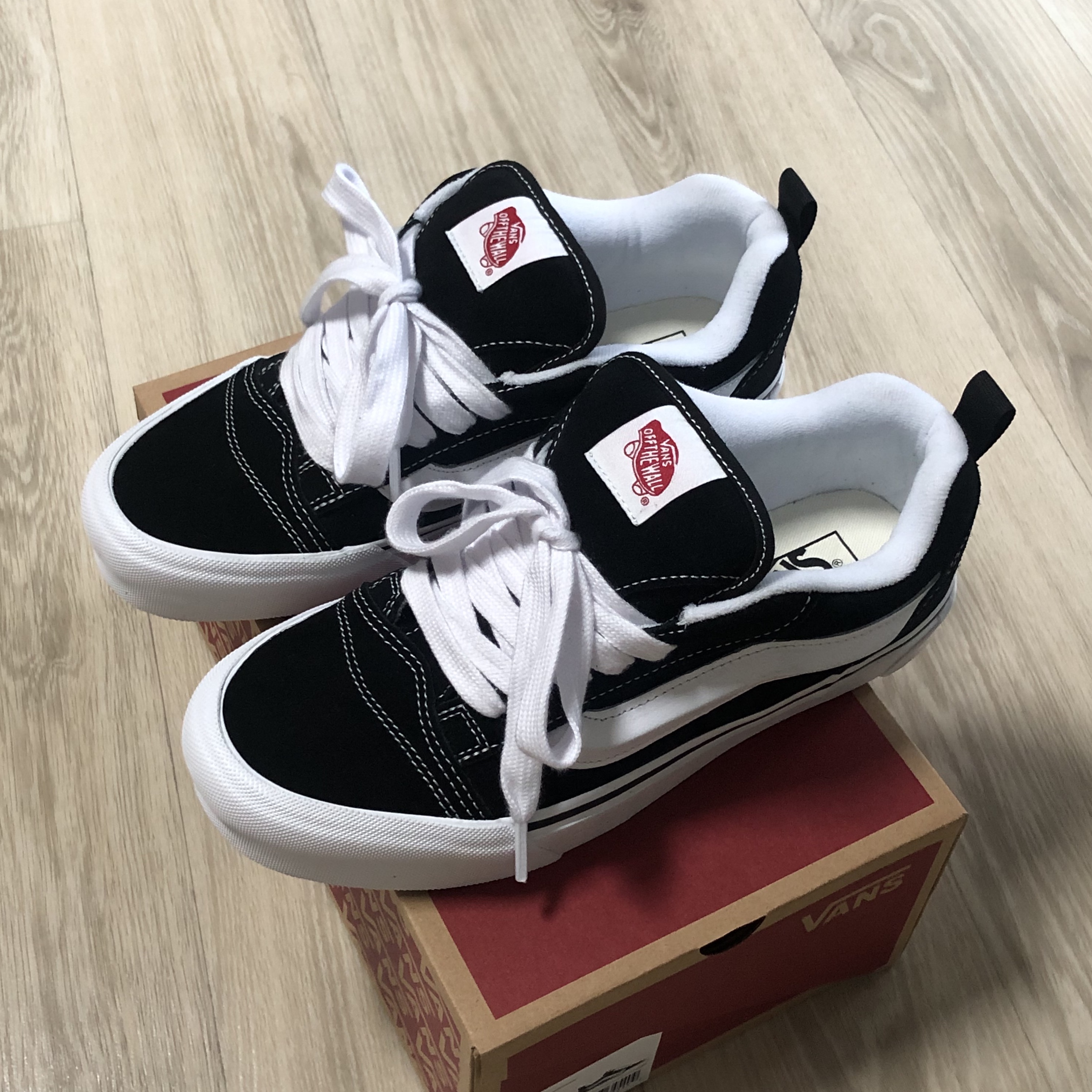 Vans Knu-Skool Black True White 착용 스타일 - 1