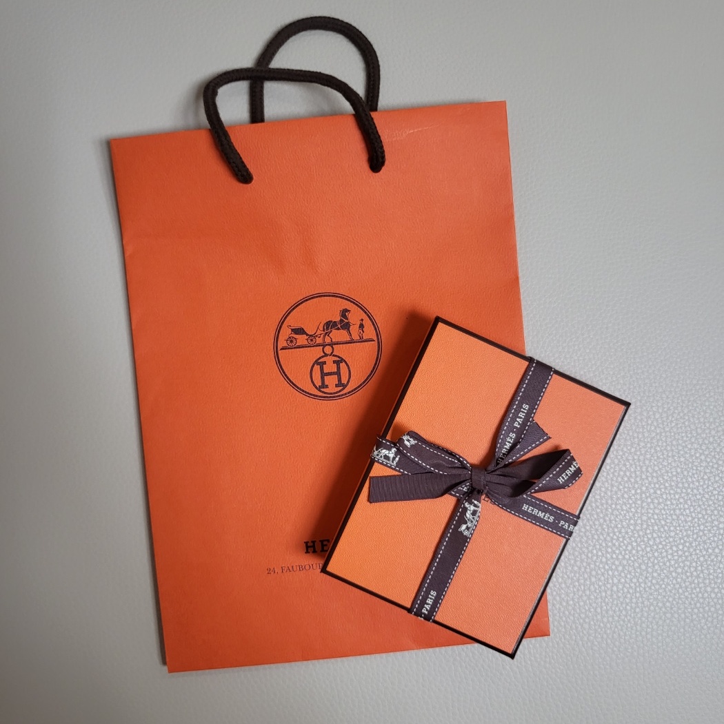 (W) Hermes Mini Pop H Pendant Rose Gold & Blanc 착용 스타일 - 4