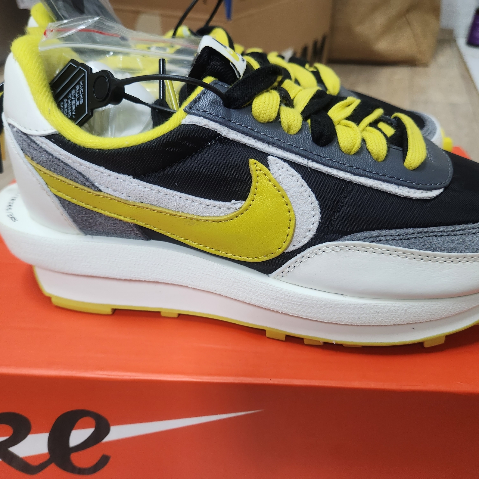 Nike x Sacai x Undercover LDWaffle Black Bright Citron 착용 스타일 - 3