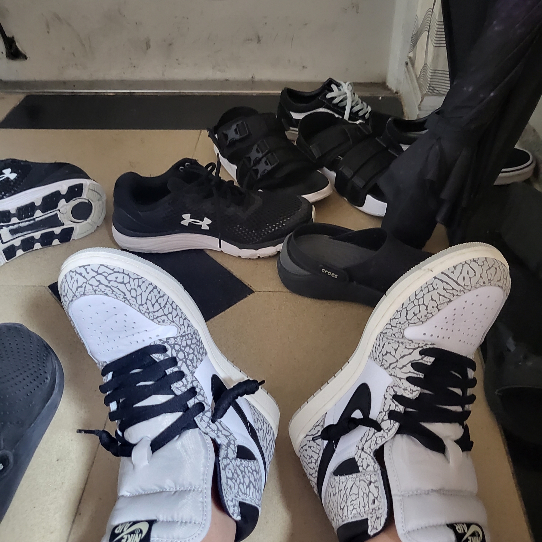 Jordan 1 Retro High OG White Cement 착용 스타일 - 5