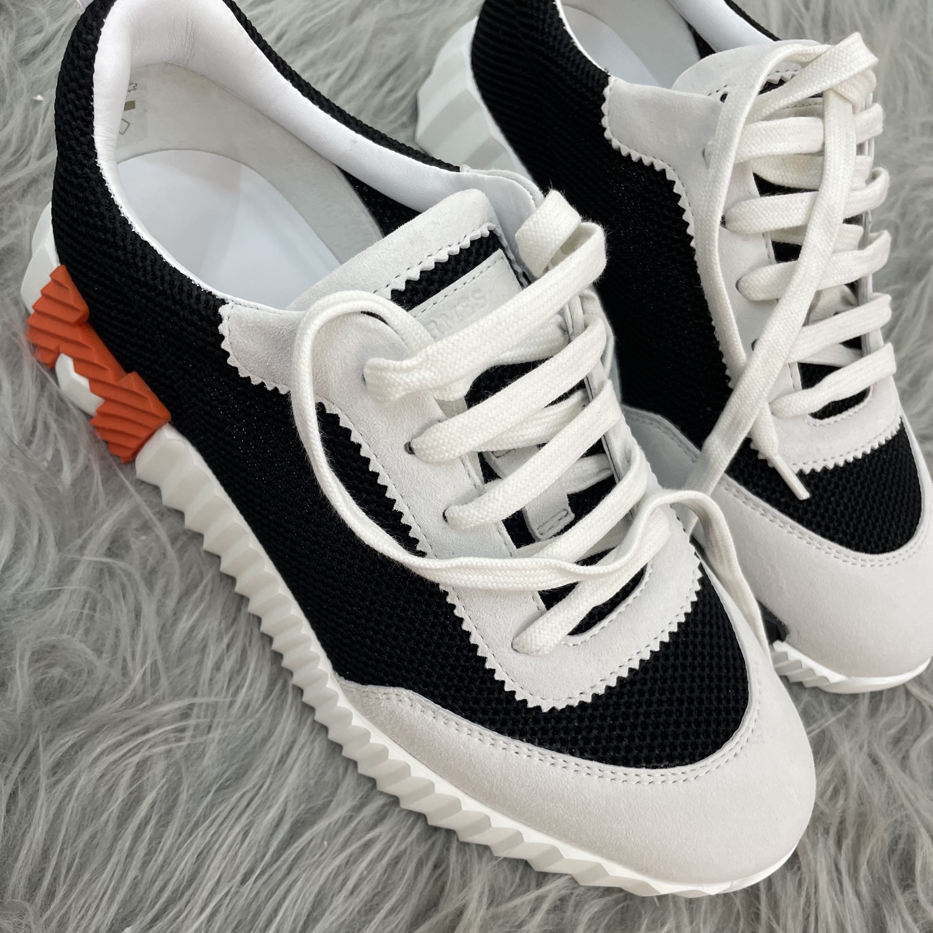(W) Hermes Bouncing Sneakers Mesh Suede Goatskin & Noir Blanc 착용 스타일