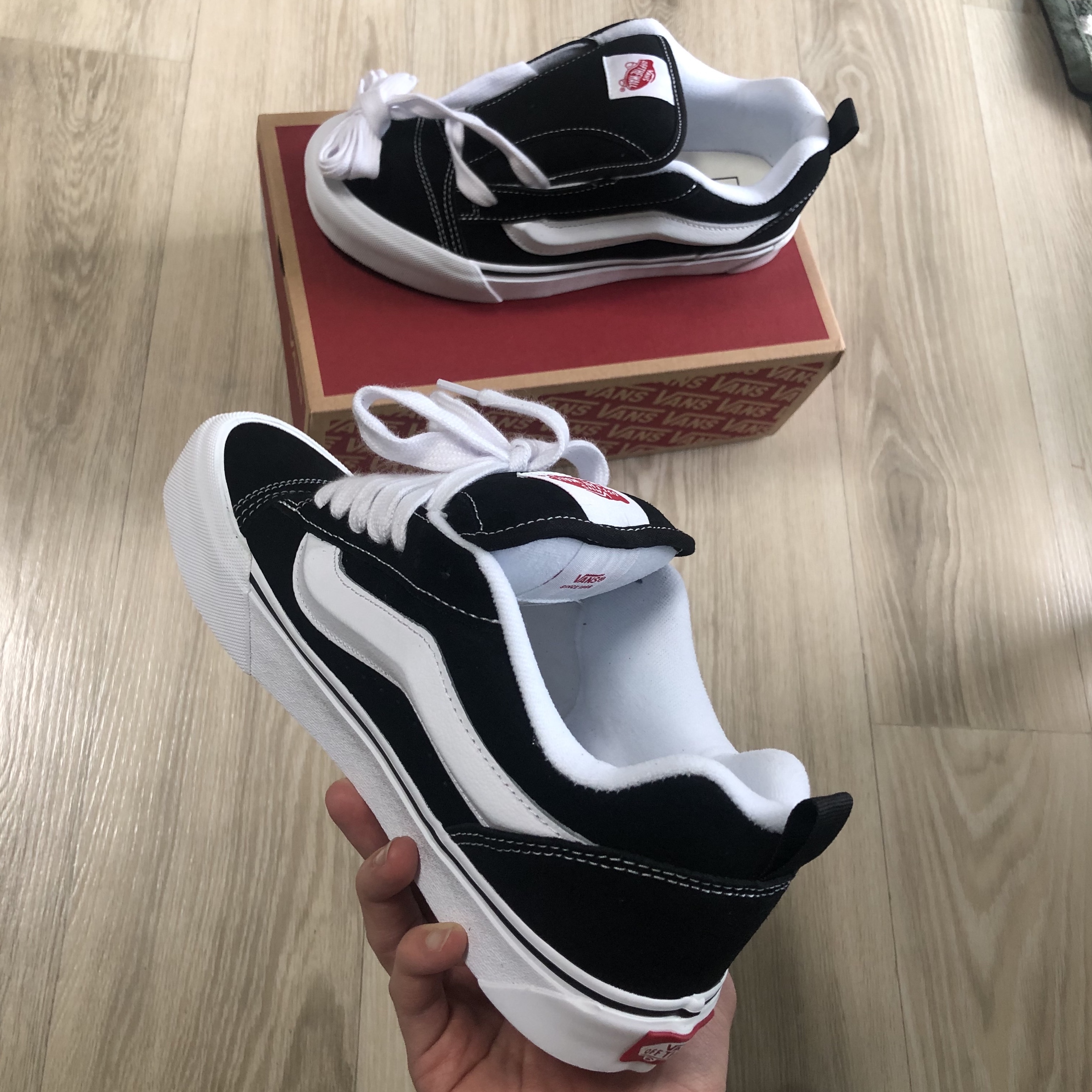 Vans Knu-Skool Black True White 착용 스타일 - 2