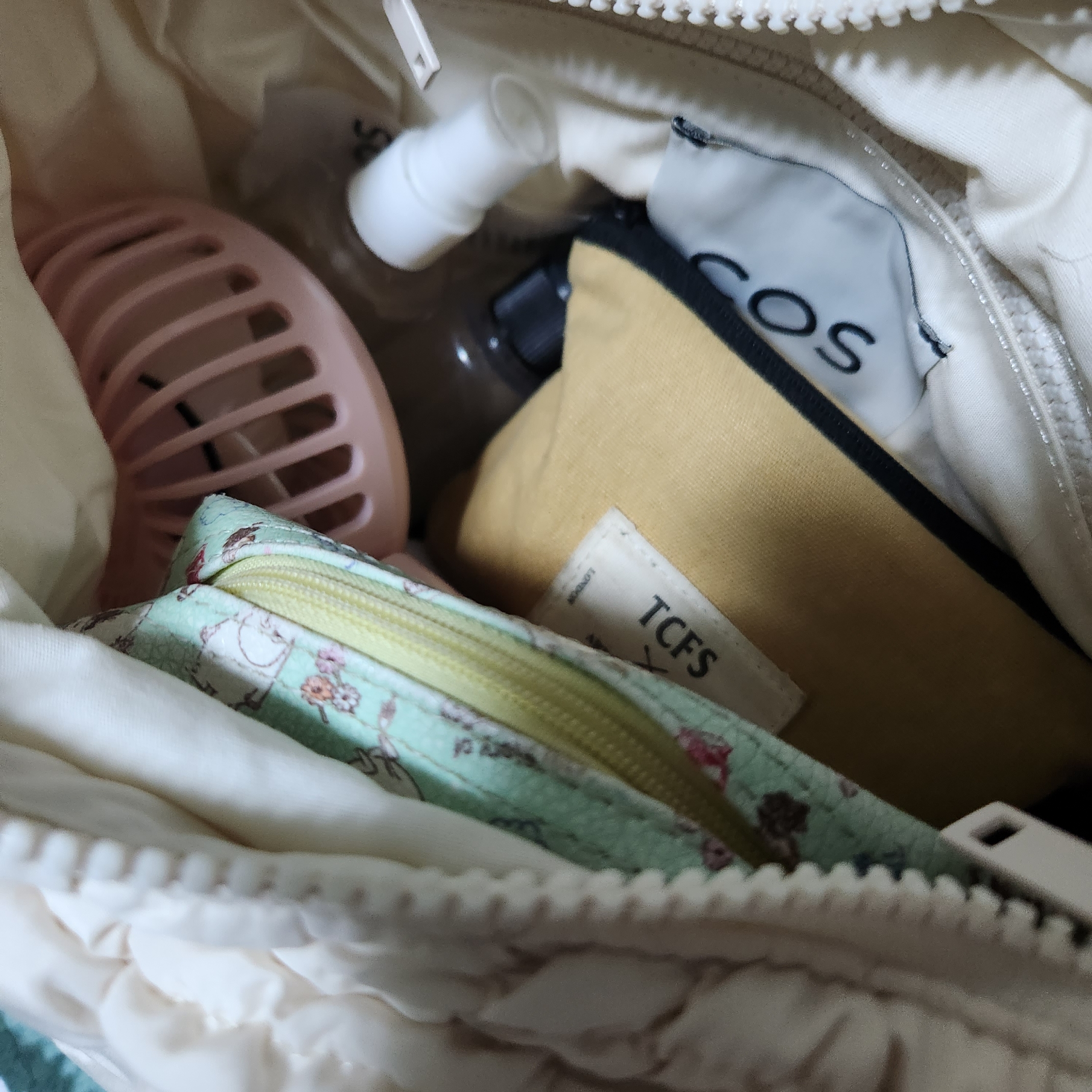 COS Quilted Mini Bag Cream 착용 스타일 - 4