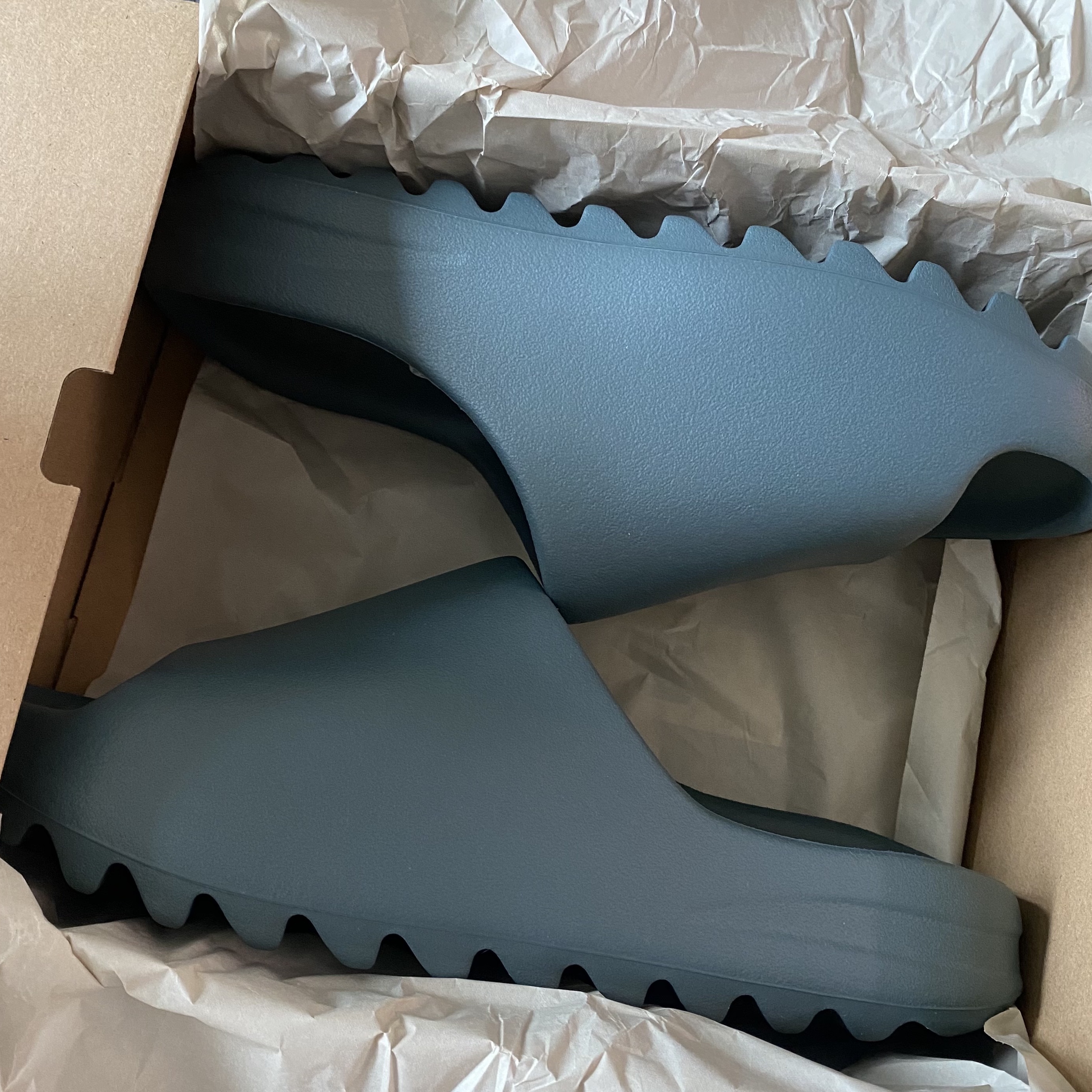 Adidas Yeezy Slide Slate Marine 착용 스타일
