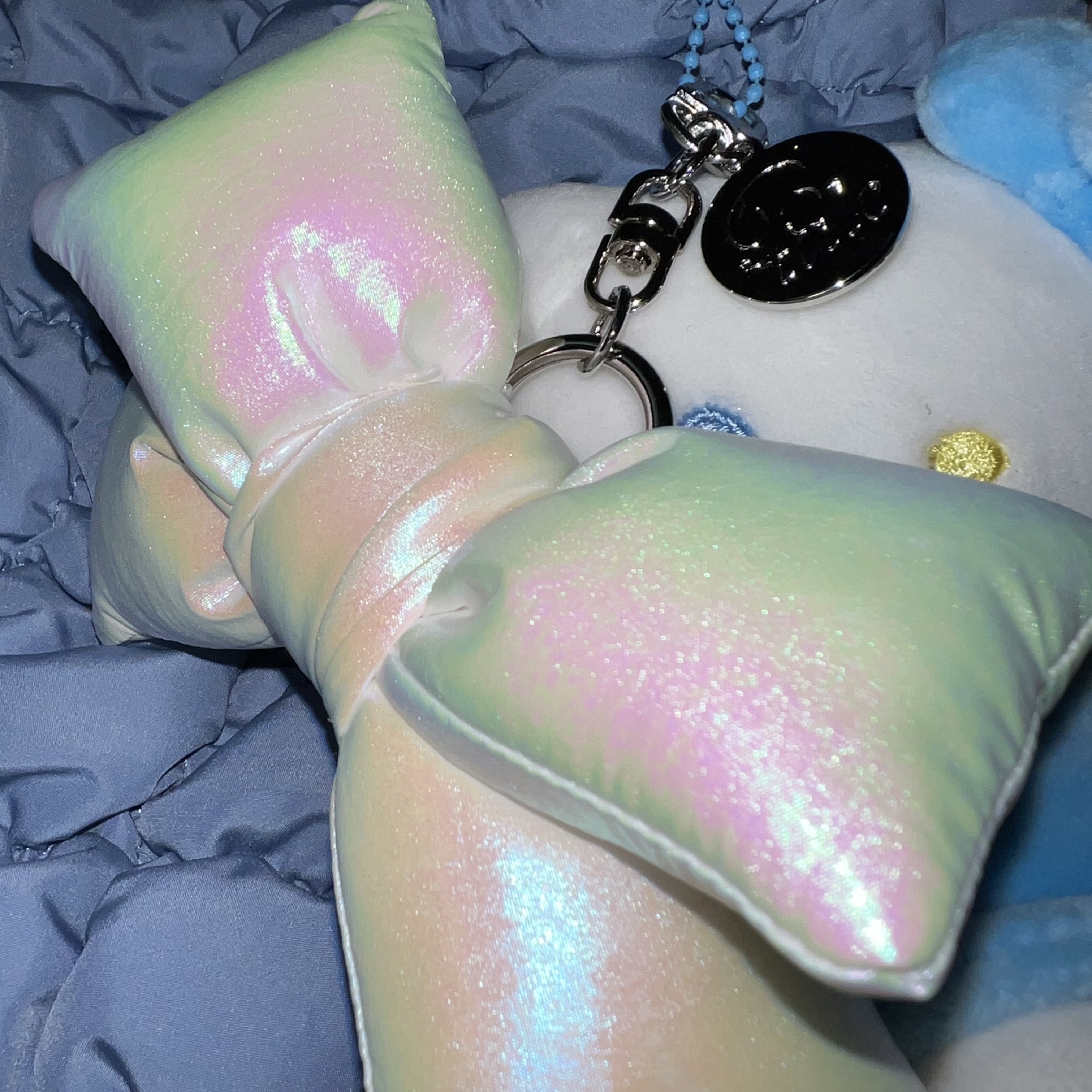 COS Quilted Mini Bag Light Blue, [KREAM 단독] Bloomingtale Padded Ribbon Keyring White 착용 스타일 - 2