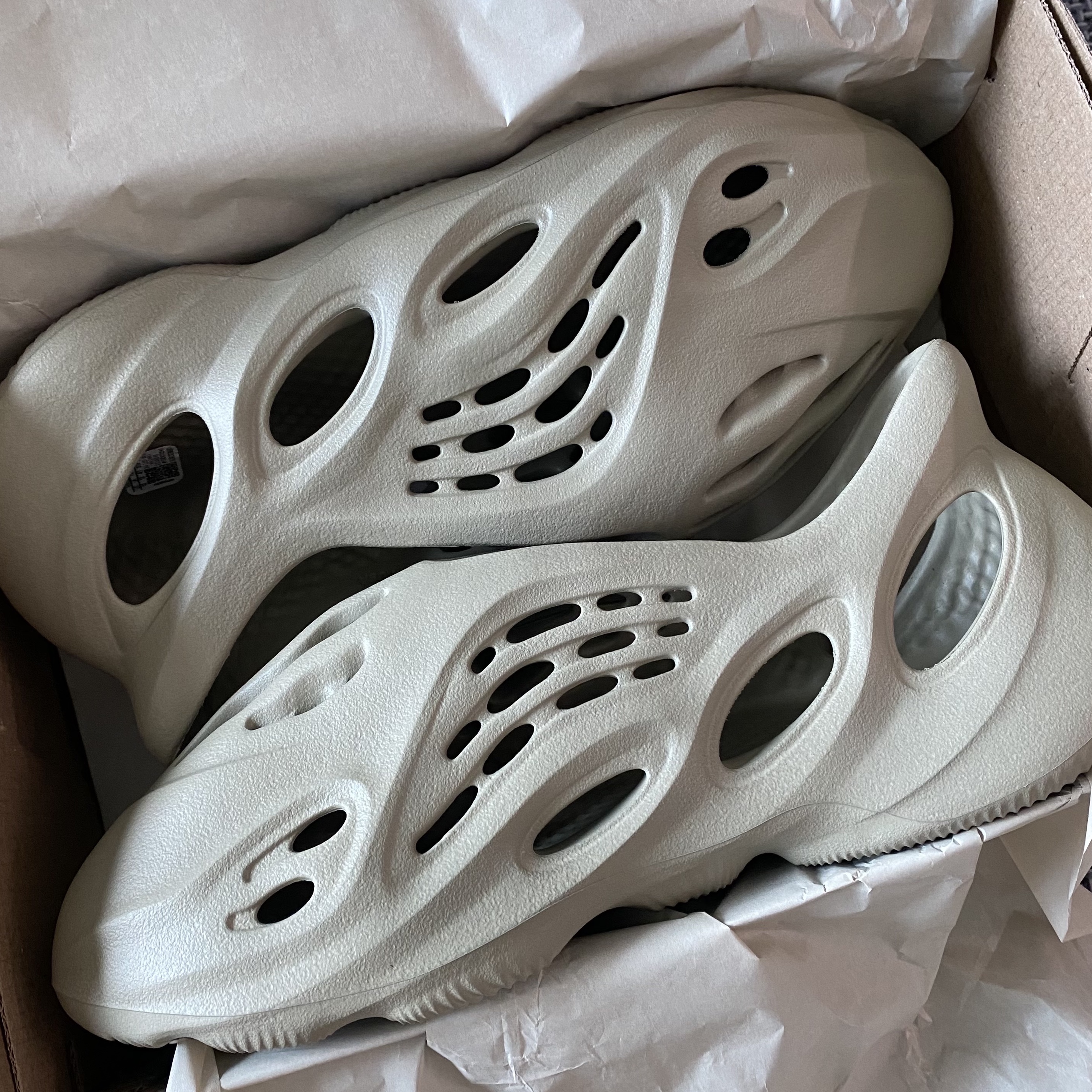 Adidas Yeezy Foam RNNR Stone Salt 착용 스타일