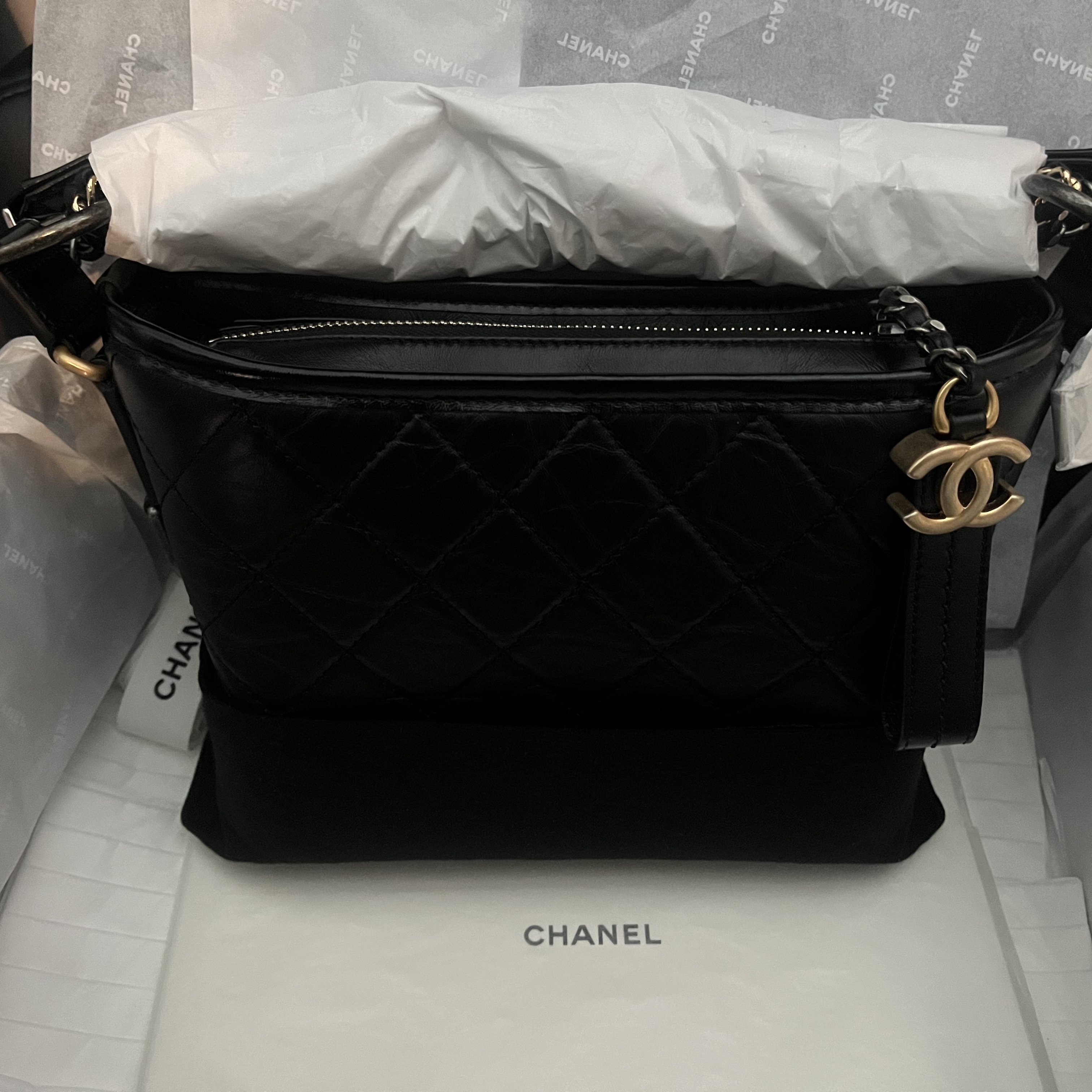 Chanel Gabrielle Small Hobo Bag Aged Calfskin & Gold Black 착용 스타일 - 1