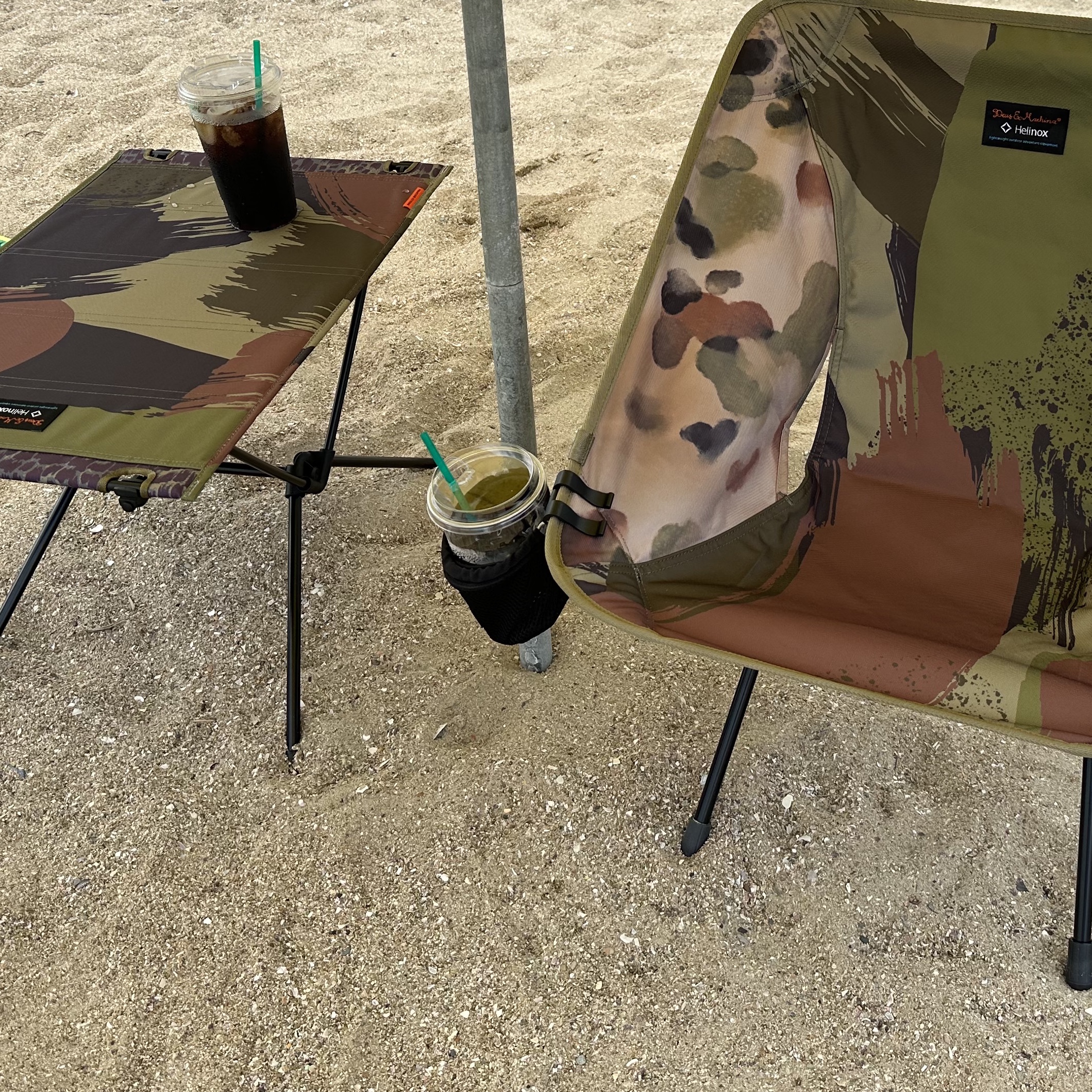 Helinox x Deus Ex Machina Tactical Table M Multi, Helinox x Deus Ex Machina Tactical Chair Multi 착용 스타일 - 1