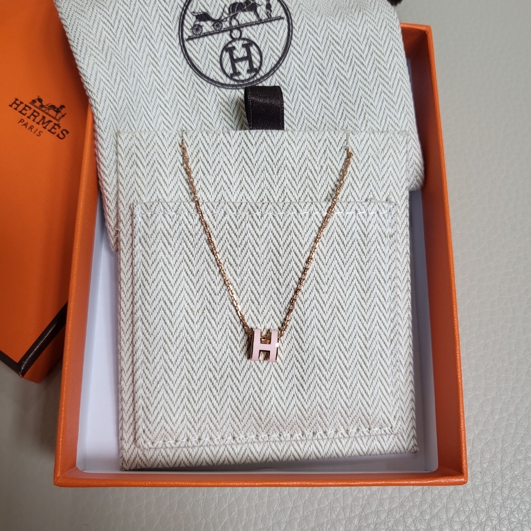 (W) Hermes Mini Pop H Pendant Rose Gold & Blanc 착용 스타일 - 1