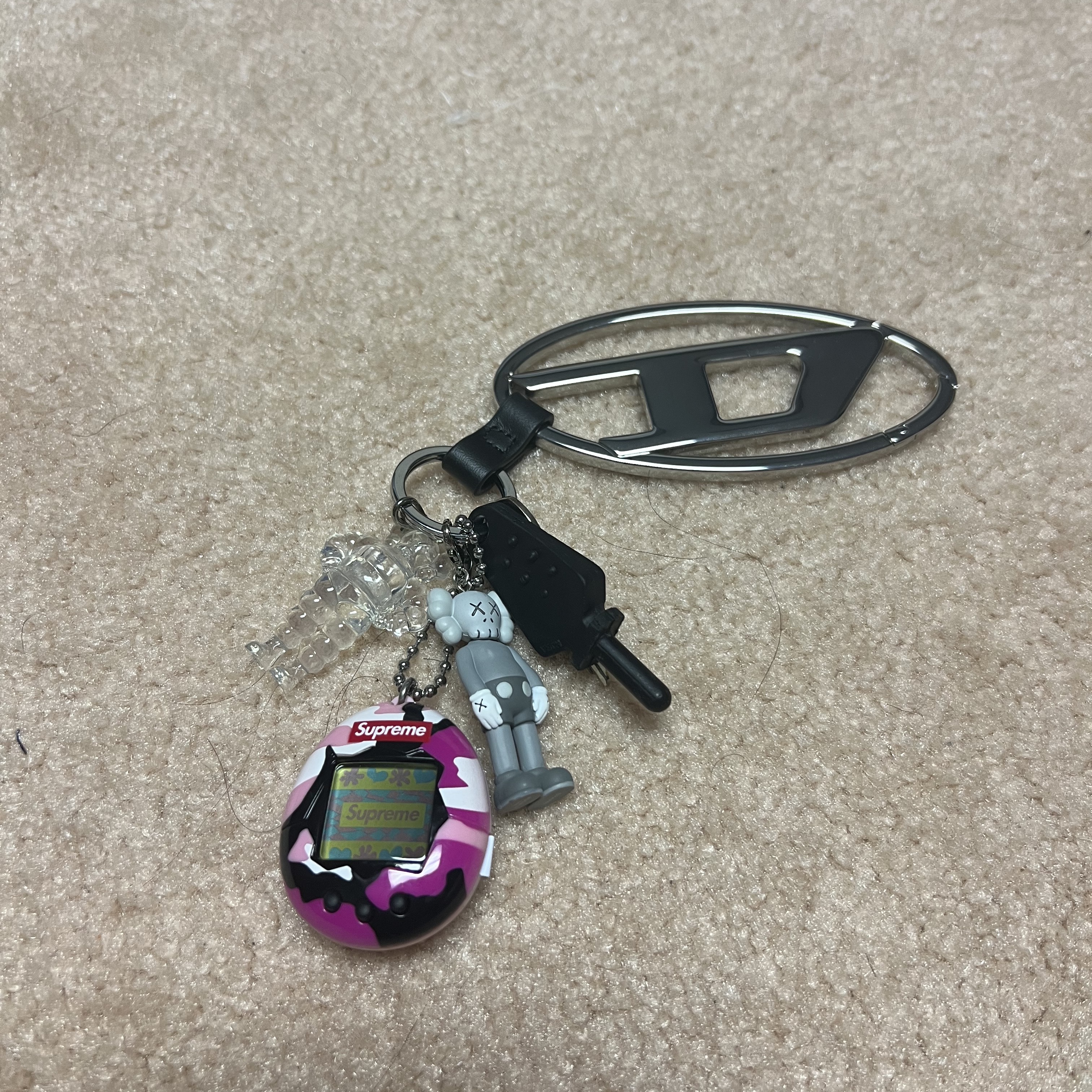Supreme Tamagotchi Pink - 23SS, Kaws Tokyo First Companion Keychain Grey 착용 스타일