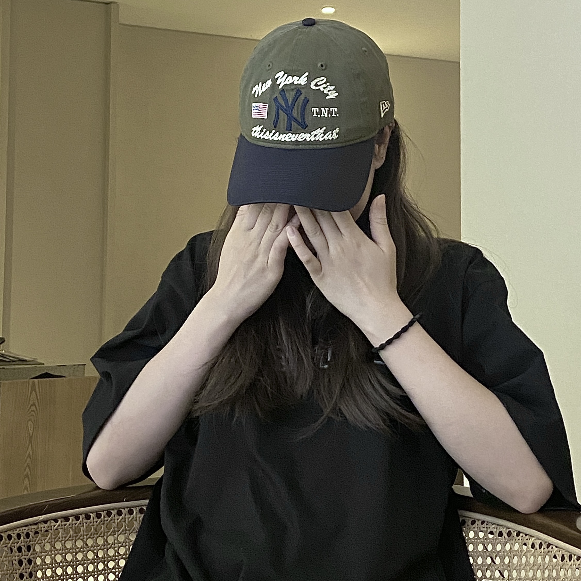 디스이즈네버댓 x 뉴에라 x MLB 뉴욕 양키스 언스트럭처 볼캡 모스 네이비 착용 스타일 - 1