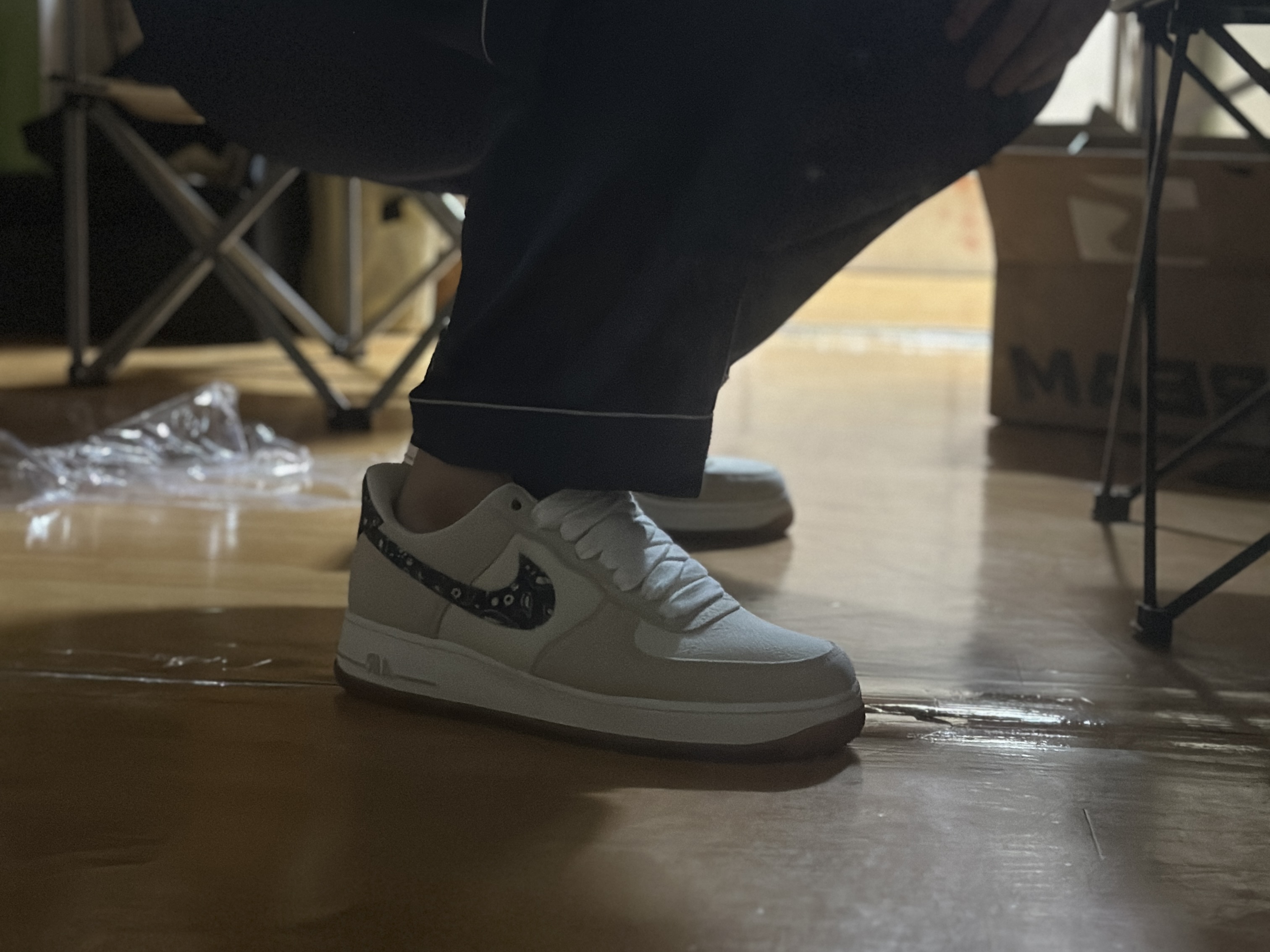 Nike Air Force 1 '07 LV8 Paisley Swoosh 착용 스타일