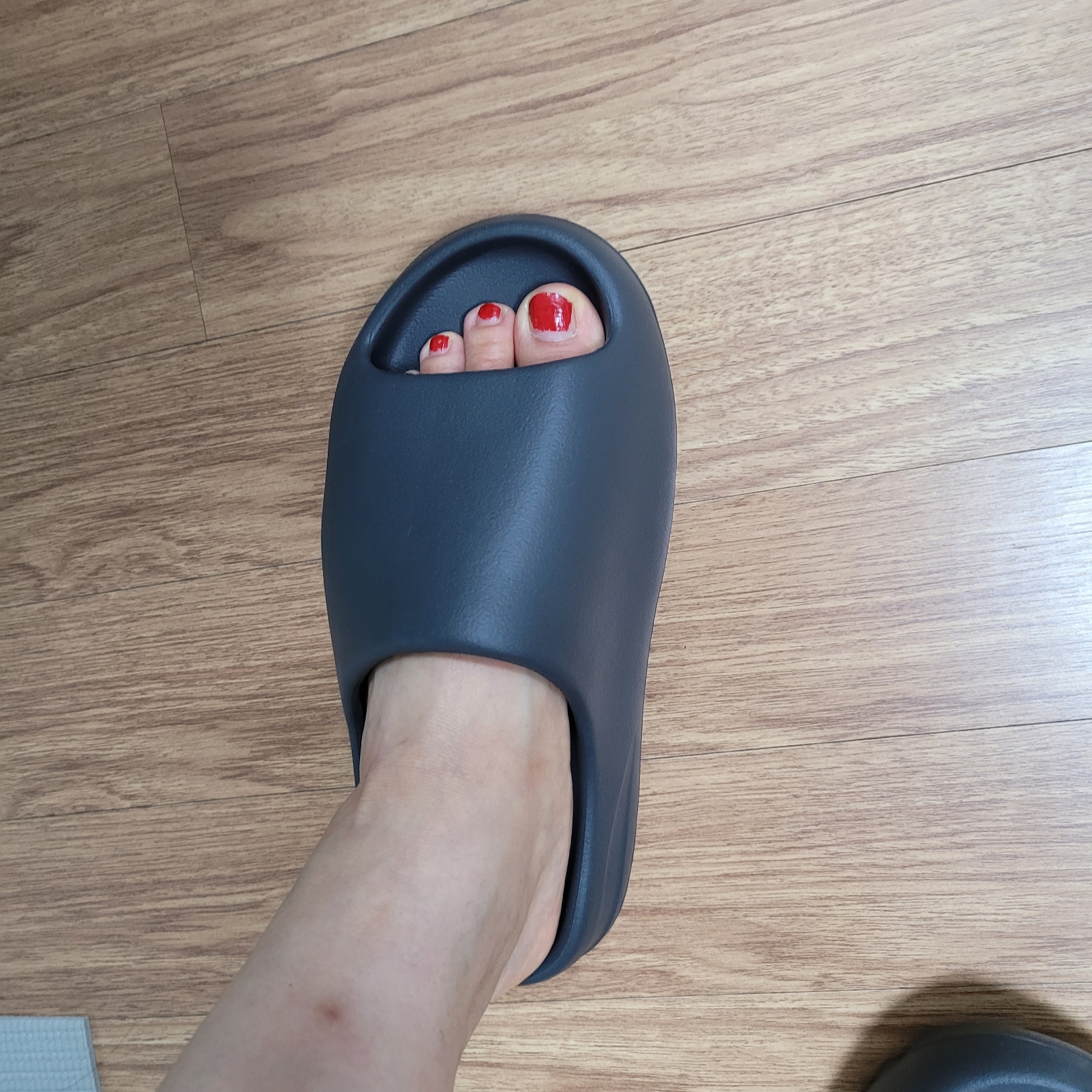 Adidas Yeezy Slide Granite 착용 스타일 - 2