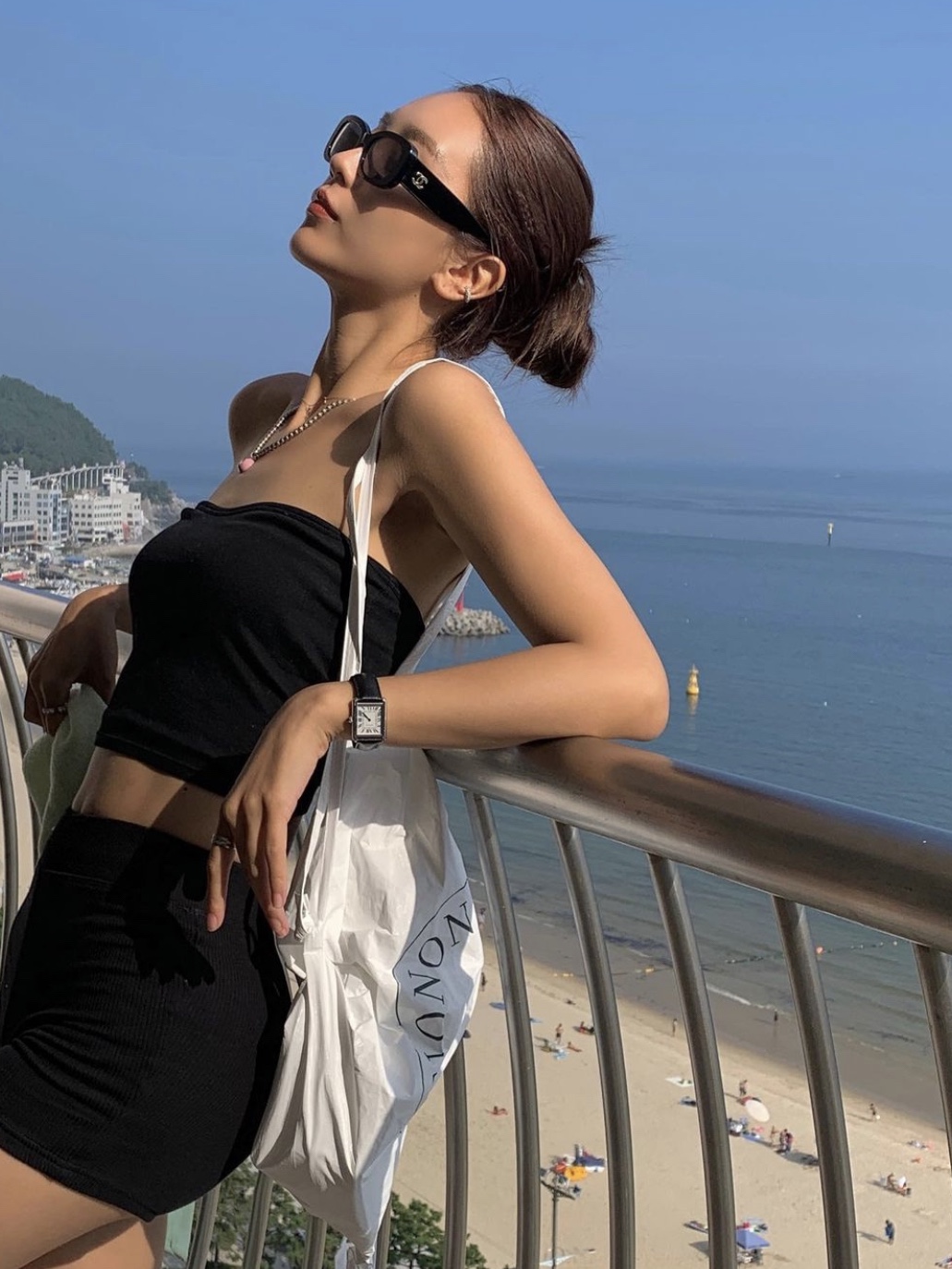 Chanel Sunglasses Acetate & Black Gold Frame Grey Lenses 착용 스타일
