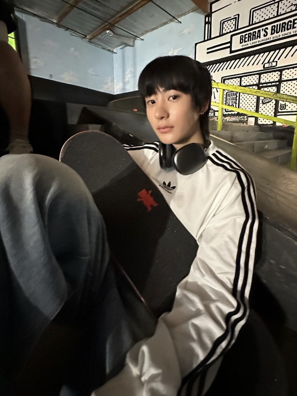 Balenciaga x Adidas Oversized Long Sleeve T-Shirt White, Apple AirPods Max Lightning Space Gray (Korean Ver.) 착용 스타일