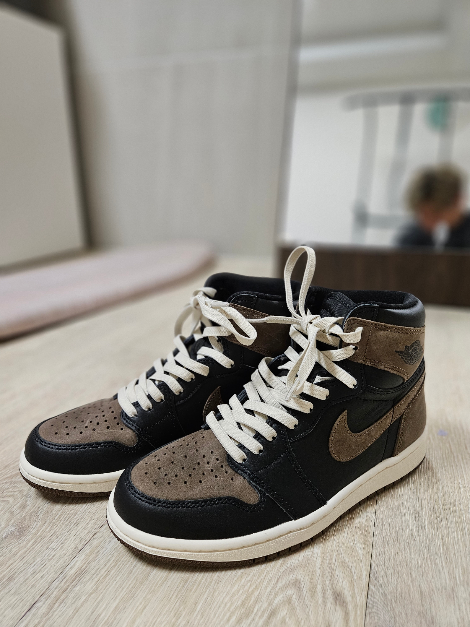Jordan 1 Retro High OG Palomino, Jordan 1 Retro High OG Black Mocha 착용 스타일 - 2
