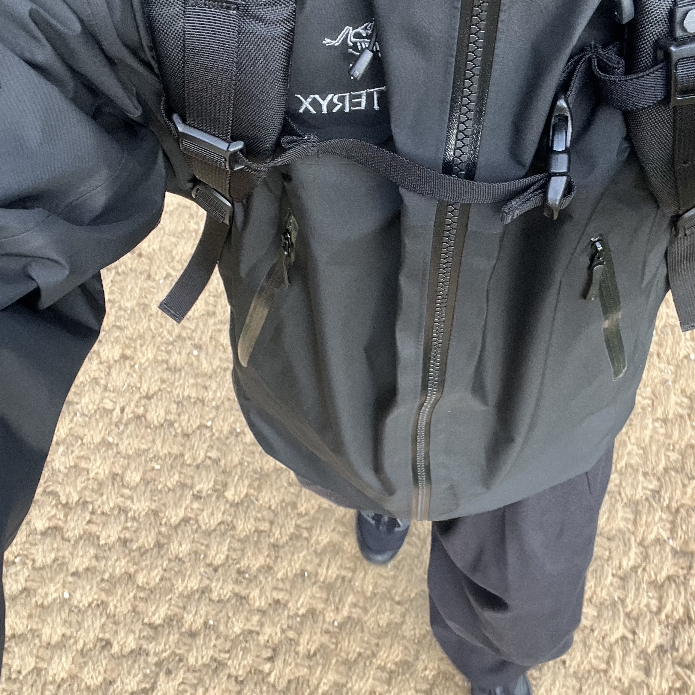 Arc'teryx Beta AR Jacket Black, Arc'teryx Mantis 26 Backpack Black 착용 스타일