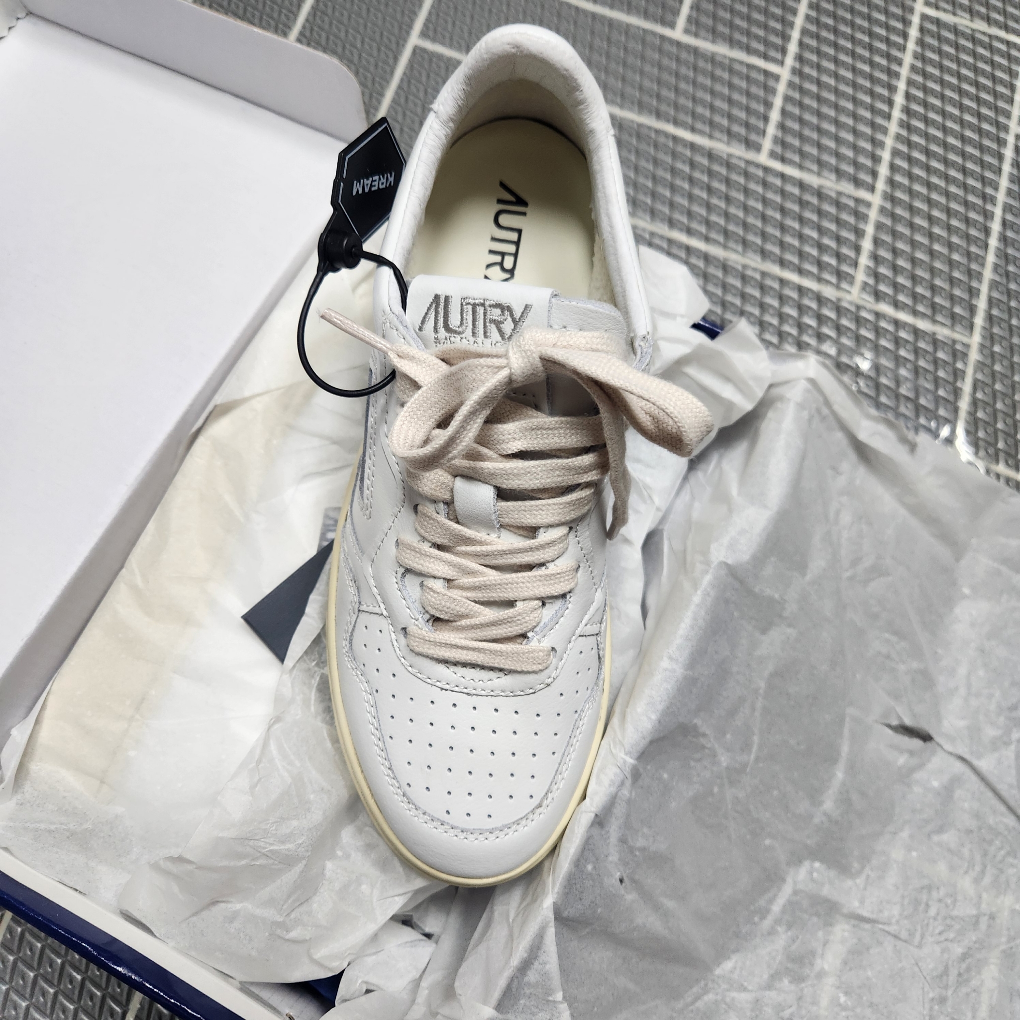(W) Autry Medalist Low Leather Sneakers White 착용 스타일