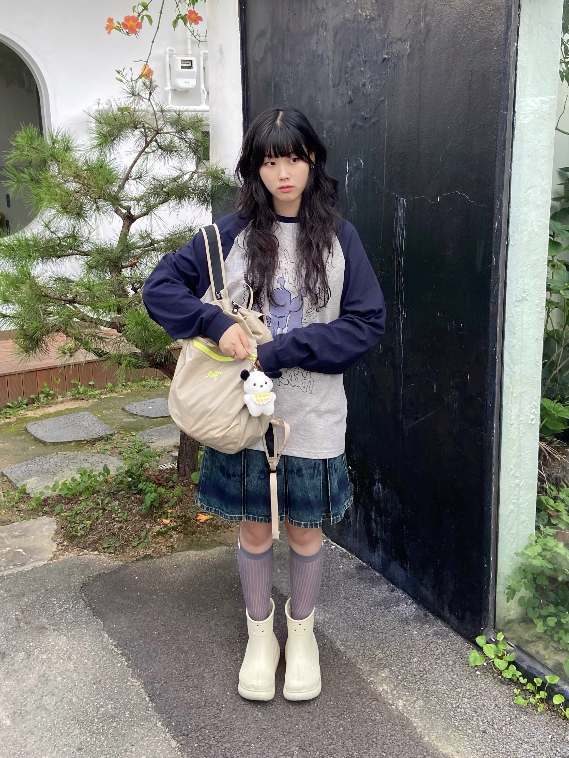 Arc'teryx Heliad 10 Backpack Wicker, Crocs Classic Crush Boot Bone 착용 스타일 - 1