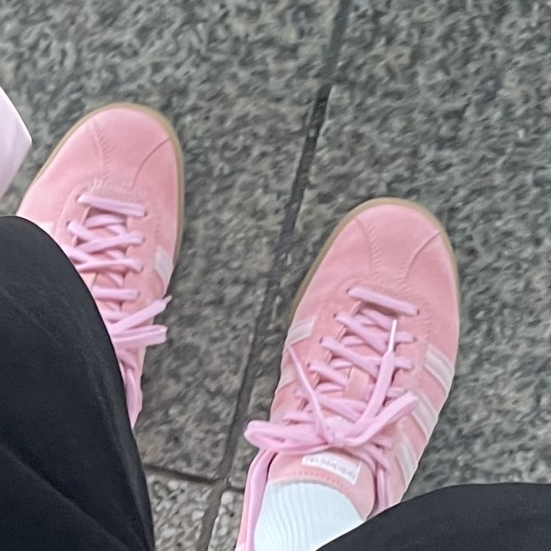 Adidas Bermuda Glow Pink 착용 스타일