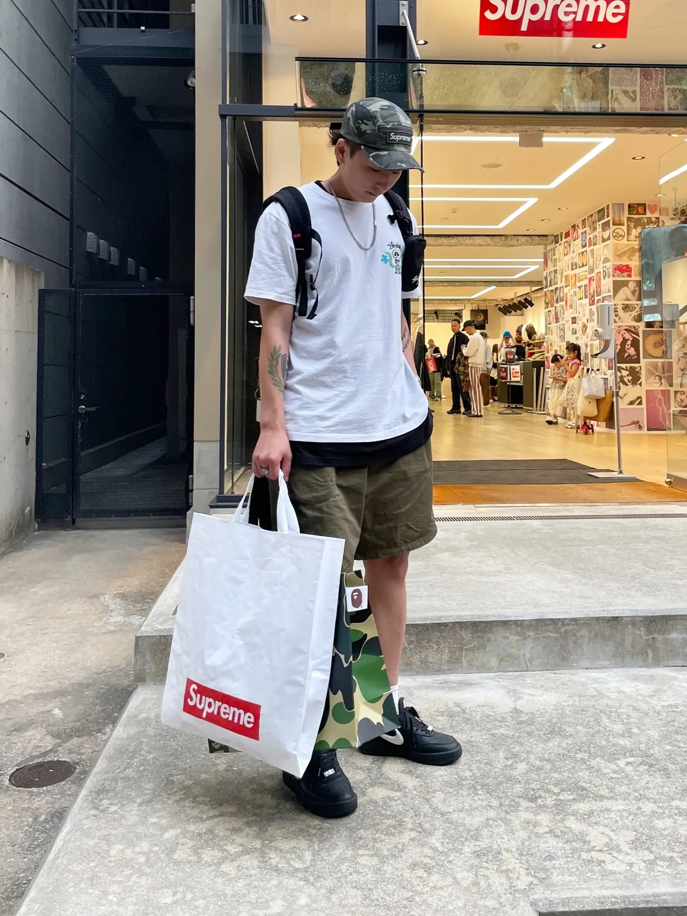 Stussy Skull Crest T-Shirt White, Supreme Military Camp Cap Olive Camo - 23SS 착용 스타일 - 1