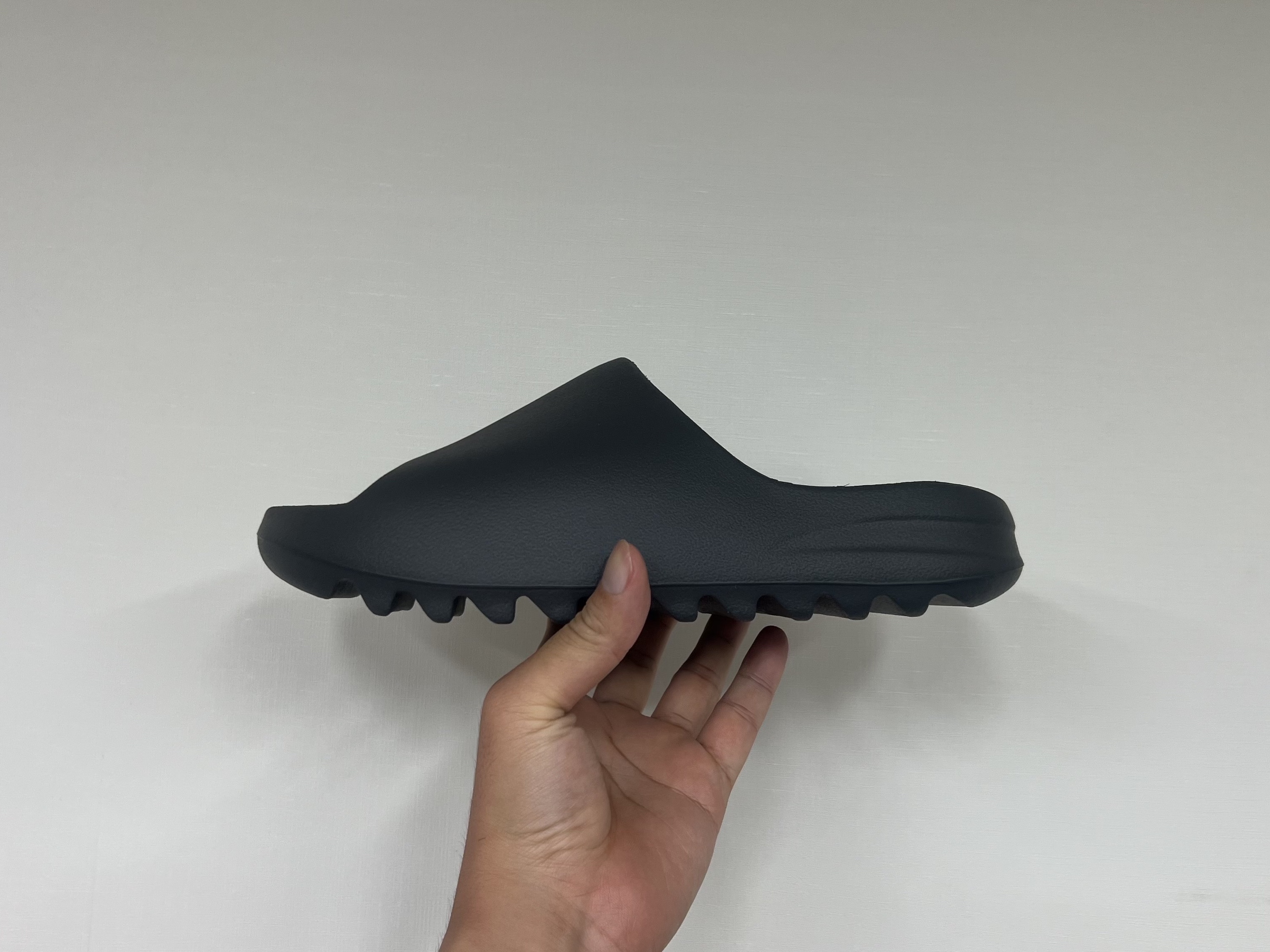 Adidas Yeezy Slide Granite 착용 스타일