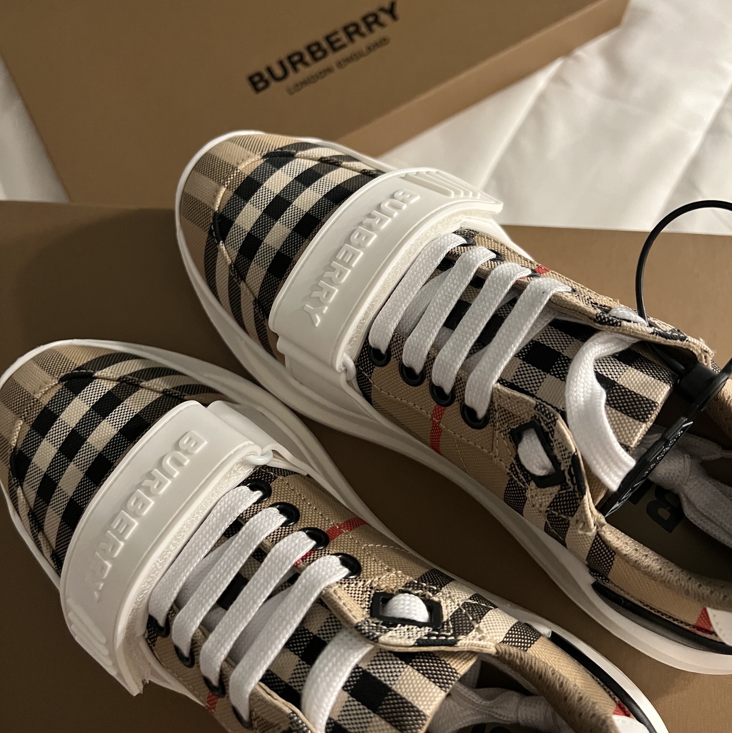 (W) Burberry Vintage Check Suede Leather Sneakers White Archive Beige 착용 스타일 - 2