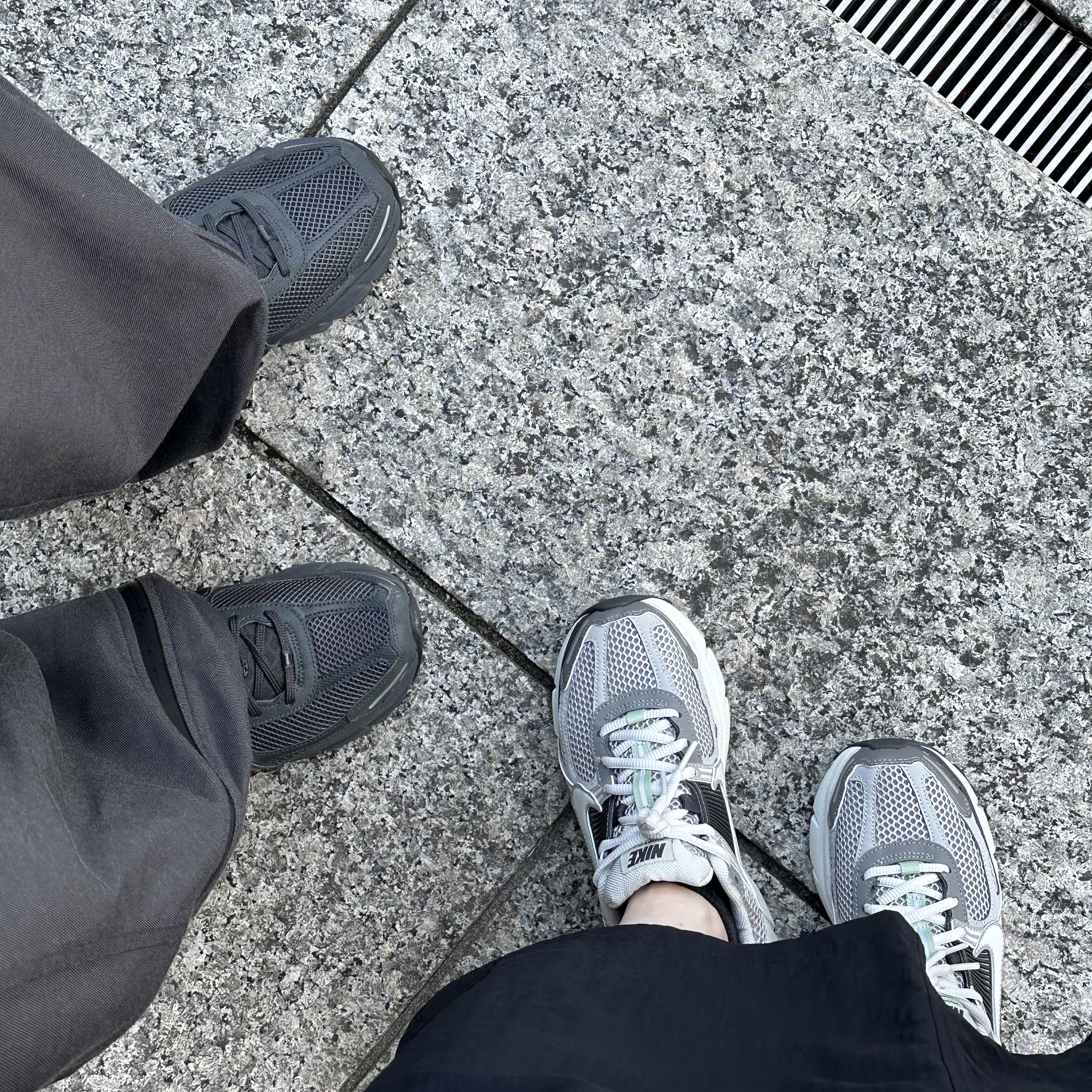 (W) Nike Zoom Vomero 5 Cobblestone and Flat Pewter, Nike Zoom Vomero 5 SP Anthracite 2023 착용 스타일 - 1