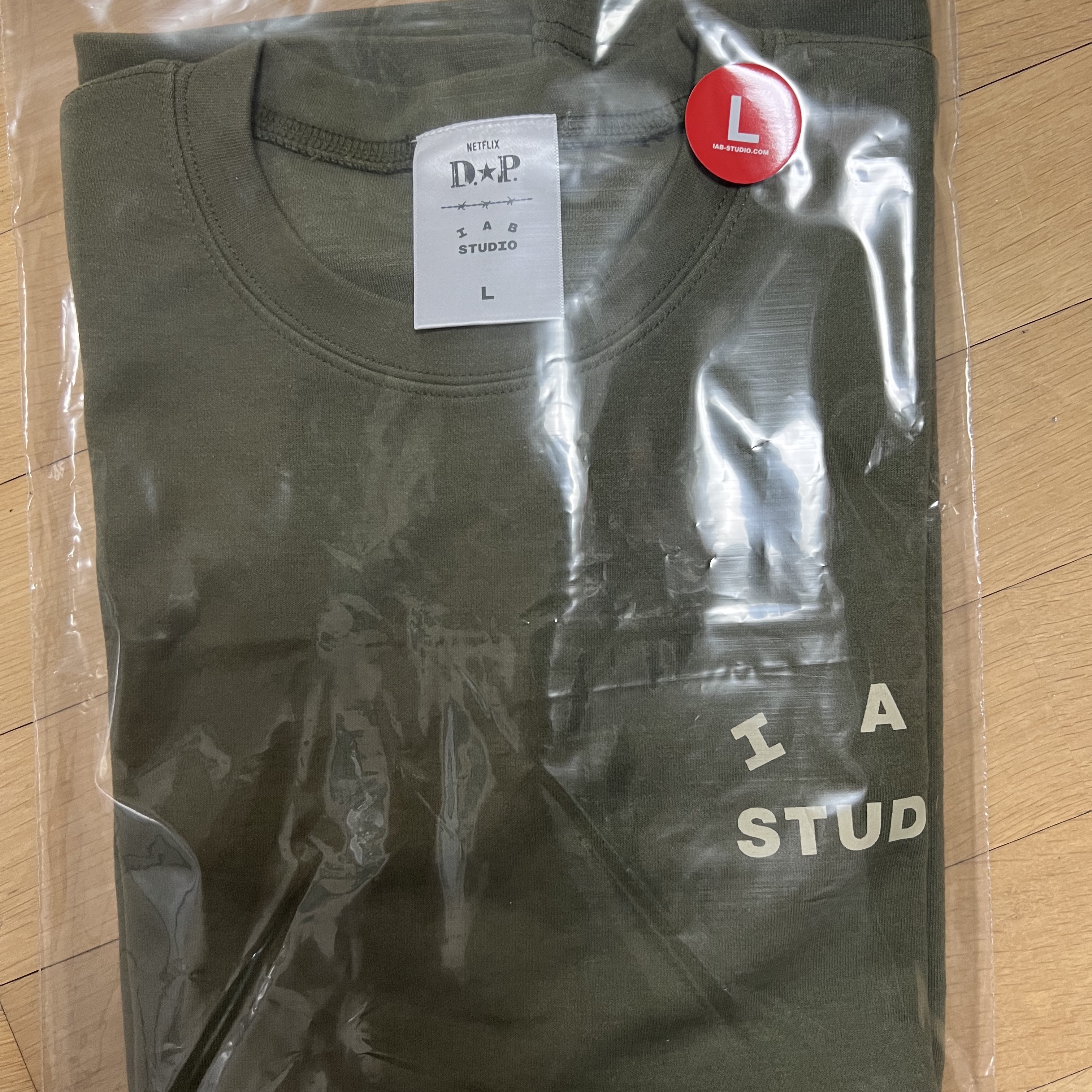 IAB Studio x D.P. T-Shirt Army Green 착용 스타일 - 1