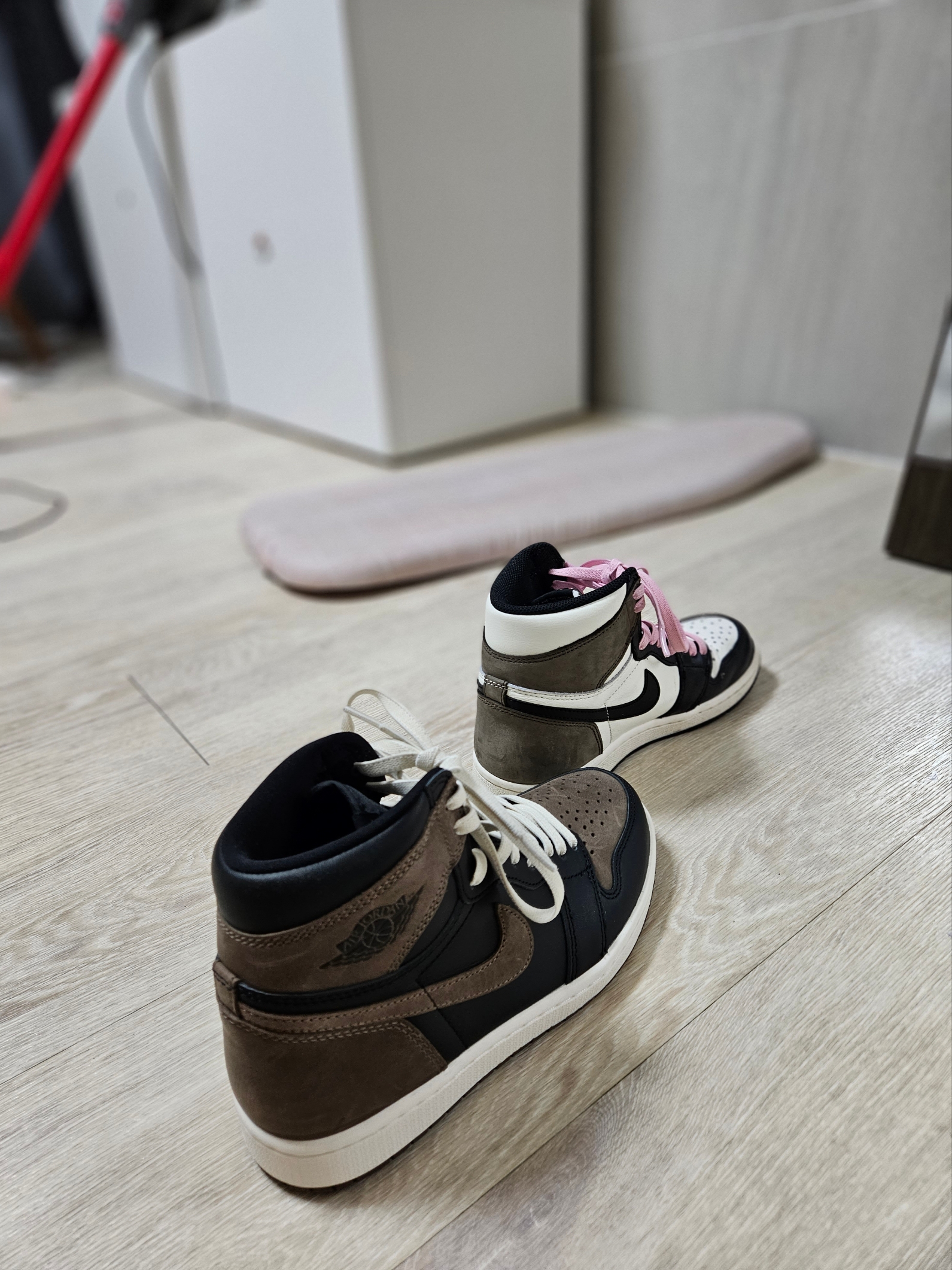 Jordan 1 Retro High OG Palomino, Jordan 1 Retro High OG Black Mocha 착용 스타일 - 4