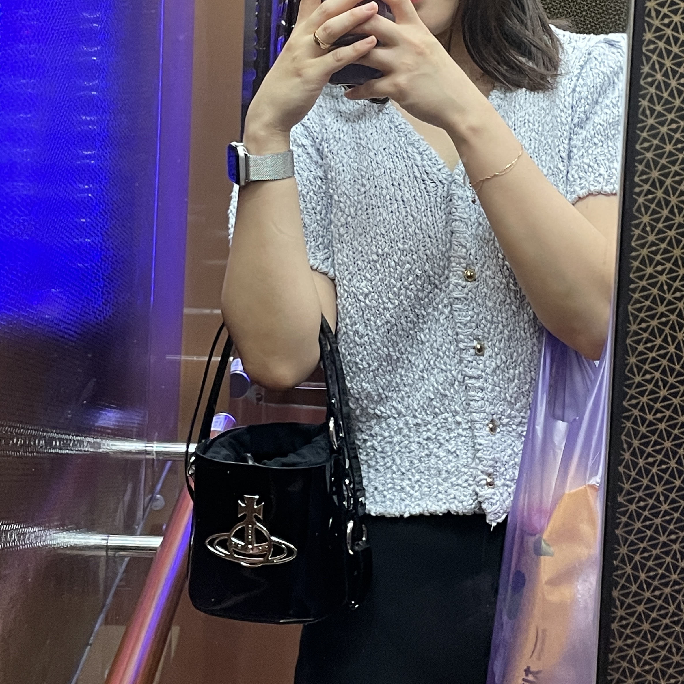 Vivienne Westwood Daisy Small Drawstring Bucket Bag Black 착용 스타일