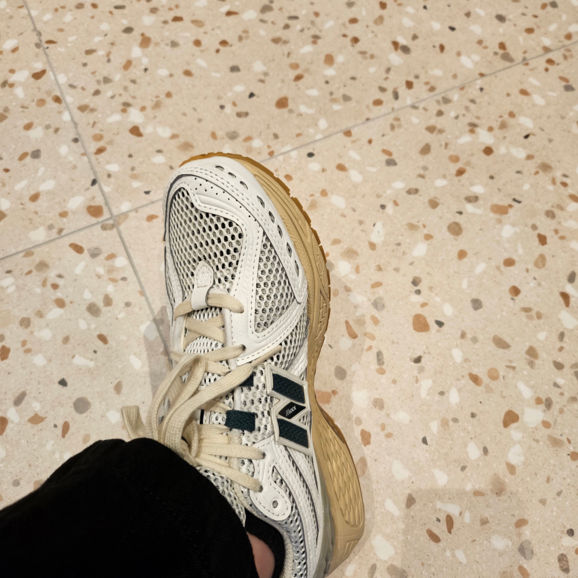 New Balance 1906R Silver Green 착용 스타일
